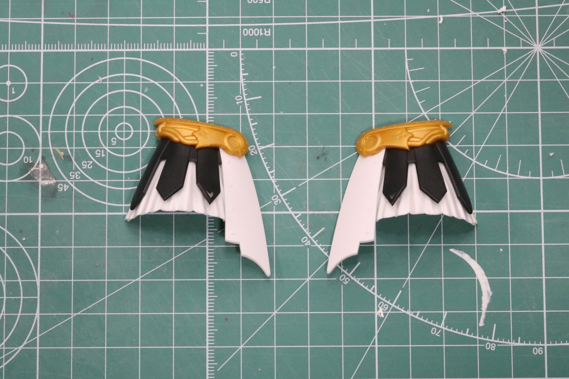 白いウェーブが入ったパーツを基軸に各パーツを重ねる