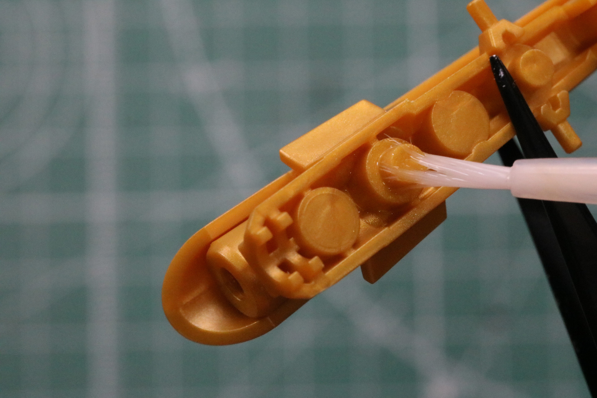 穂先の中央部の一部は接着剤での固定が推奨されている