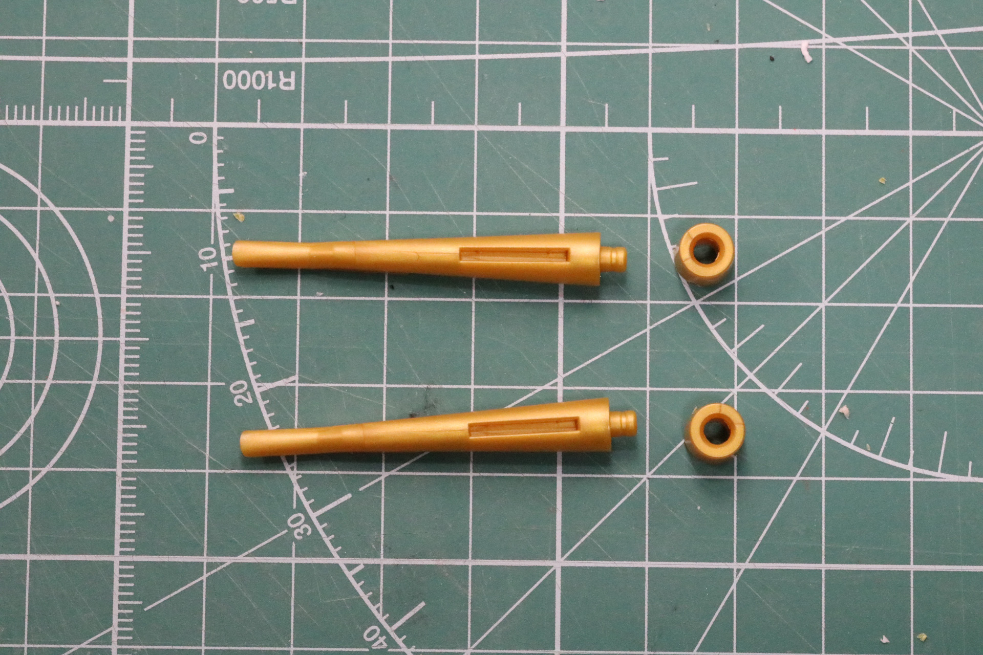 穂先は基部にパイプ状のパーツを周りにつけていくようにして組み立て