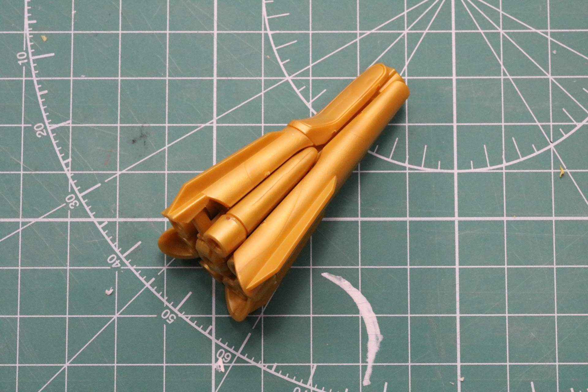 完成すると接続口が寄せ集まった密度のある造形になる