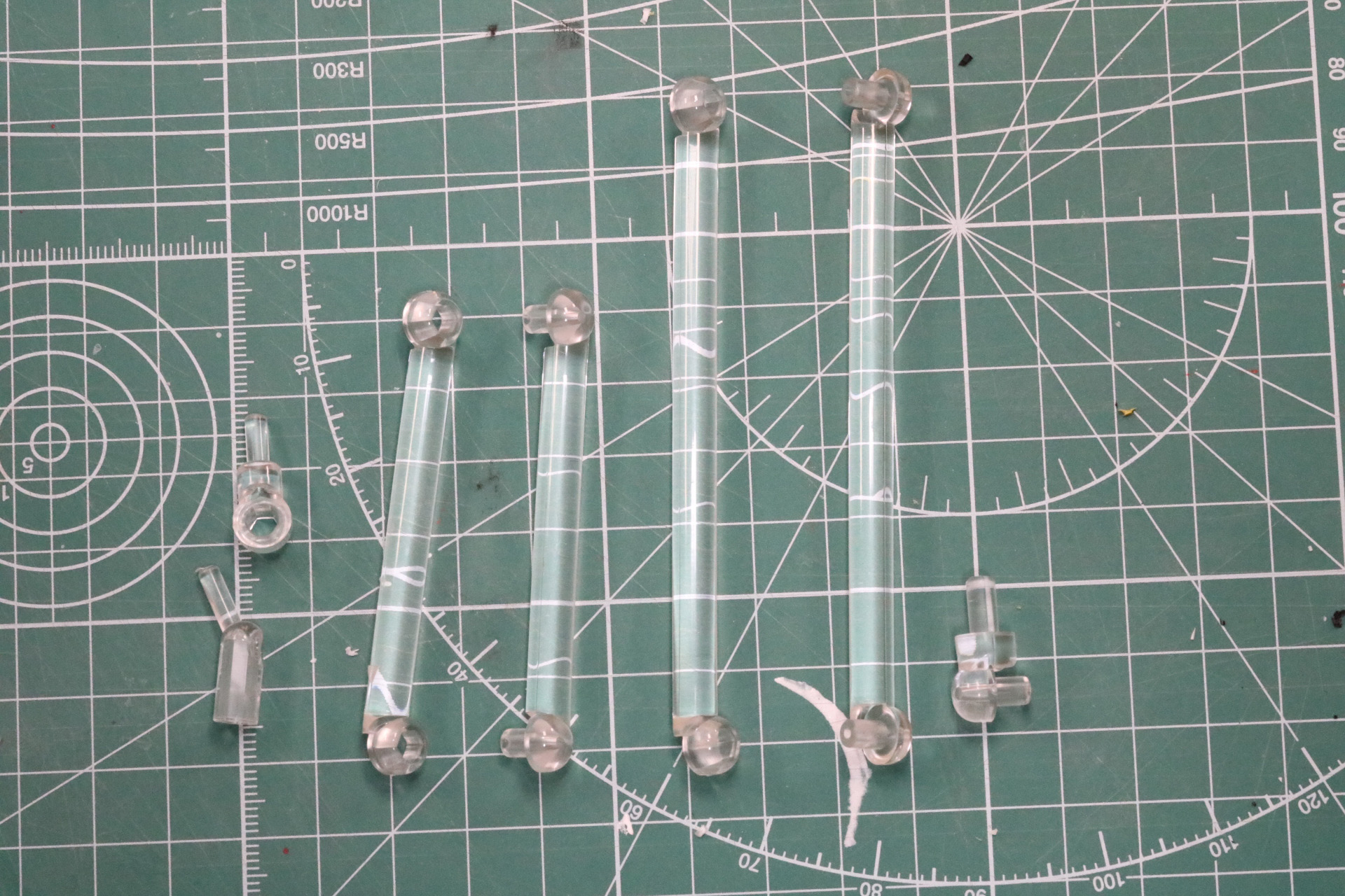長い支柱と短い支柱、それぞれを組み合わせて長さを調節