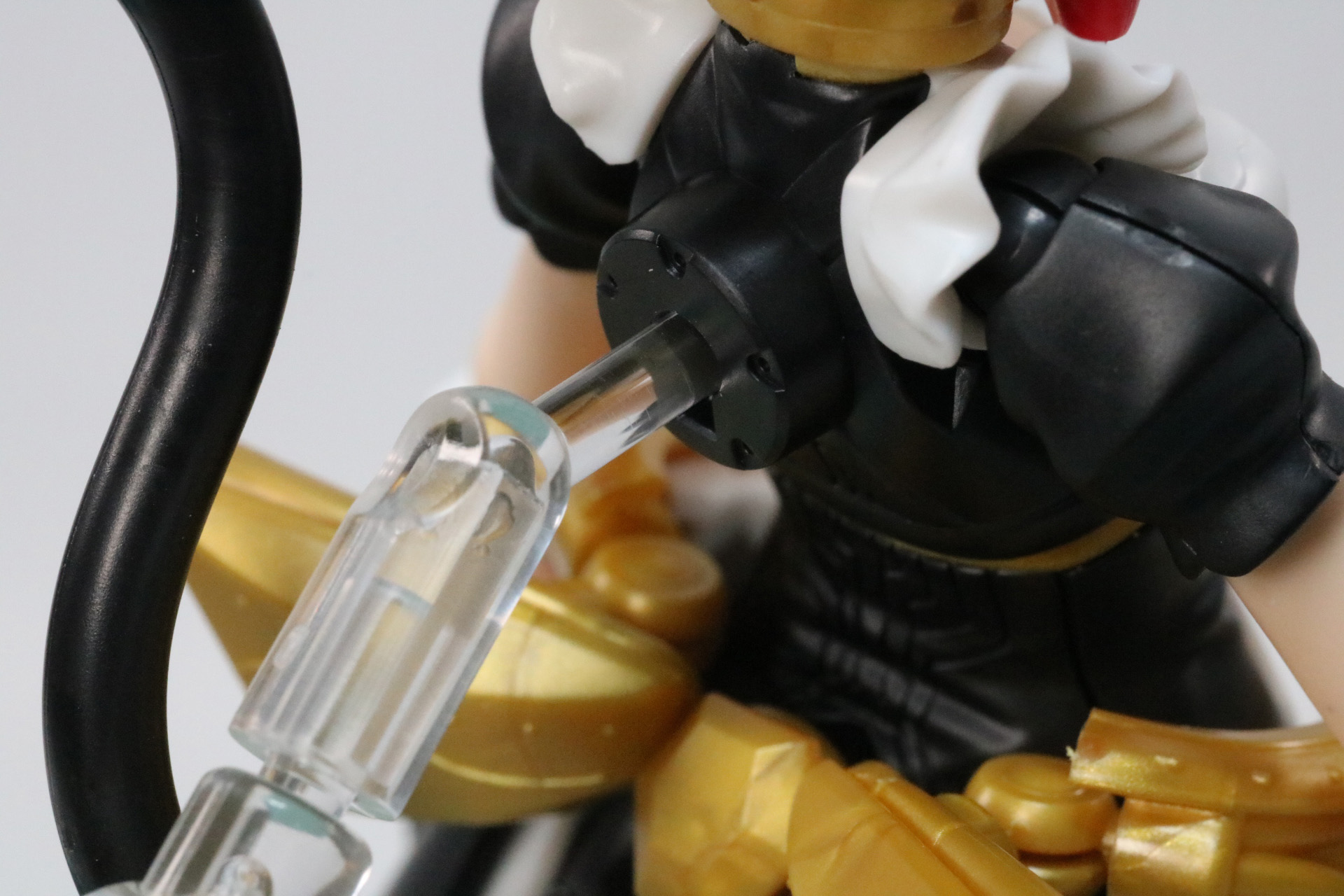 本体の背中や腰の装飾品にも接続することができる