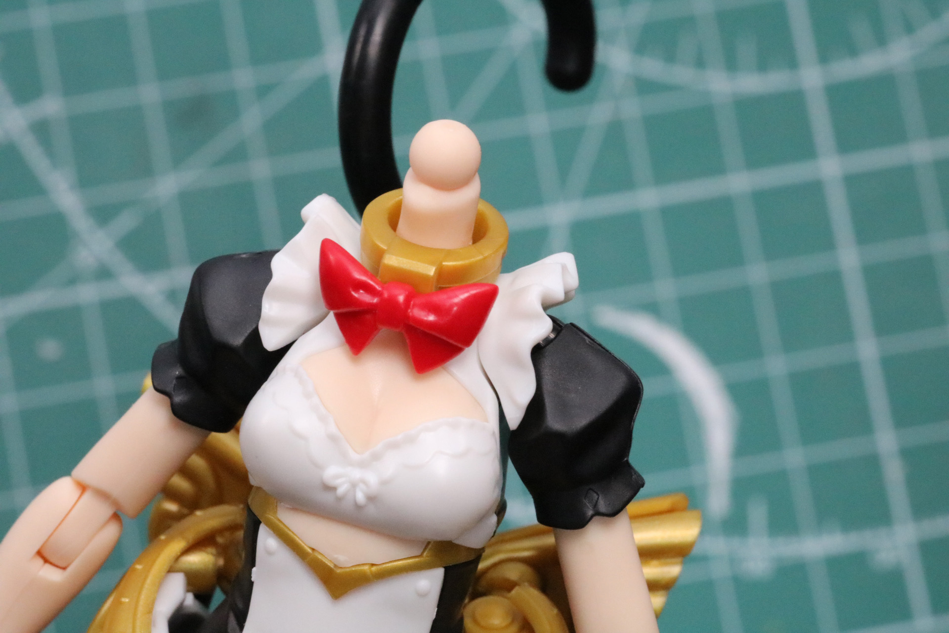 首パーツを胴体につけ、頭部をつけて完成