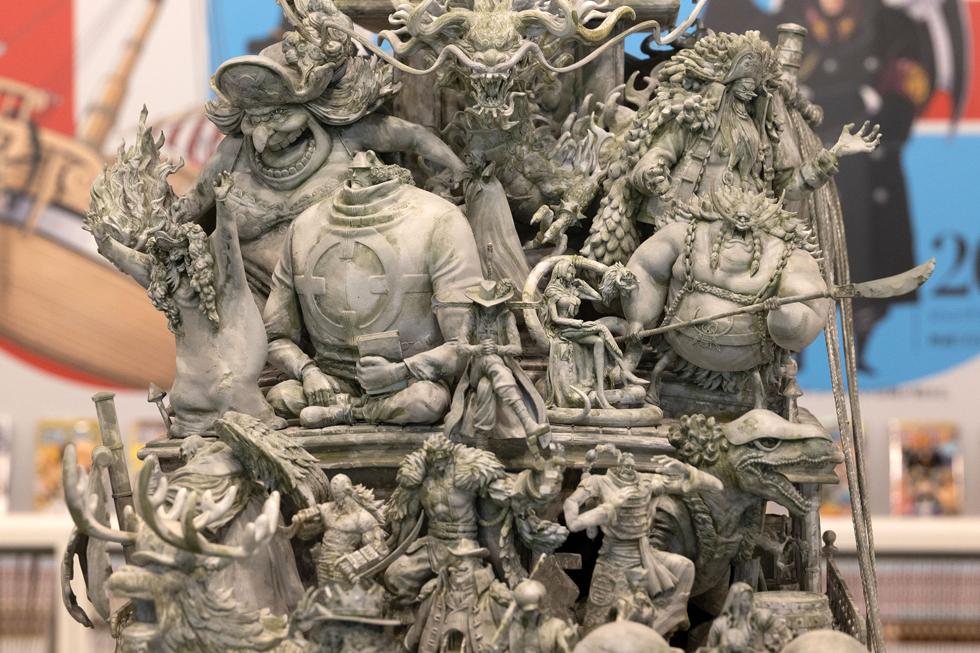 中段の中央には鷹の目のミホークが座し、ボア・ハンコックやバーソロミュー・くまの姿も。