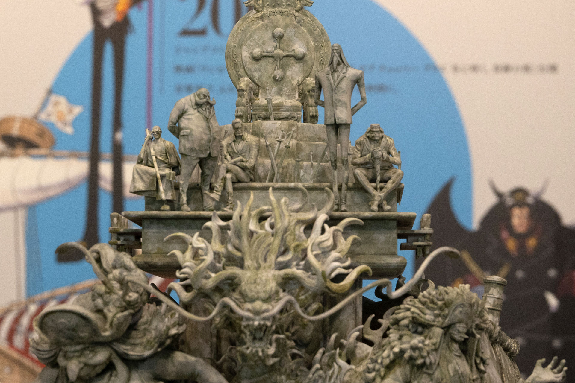 最上段には天竜人の最高権力者「五老星」。すぐ下にはカイドウやビッグ・マム、黒髭、シャンクスら四皇が並ぶ。