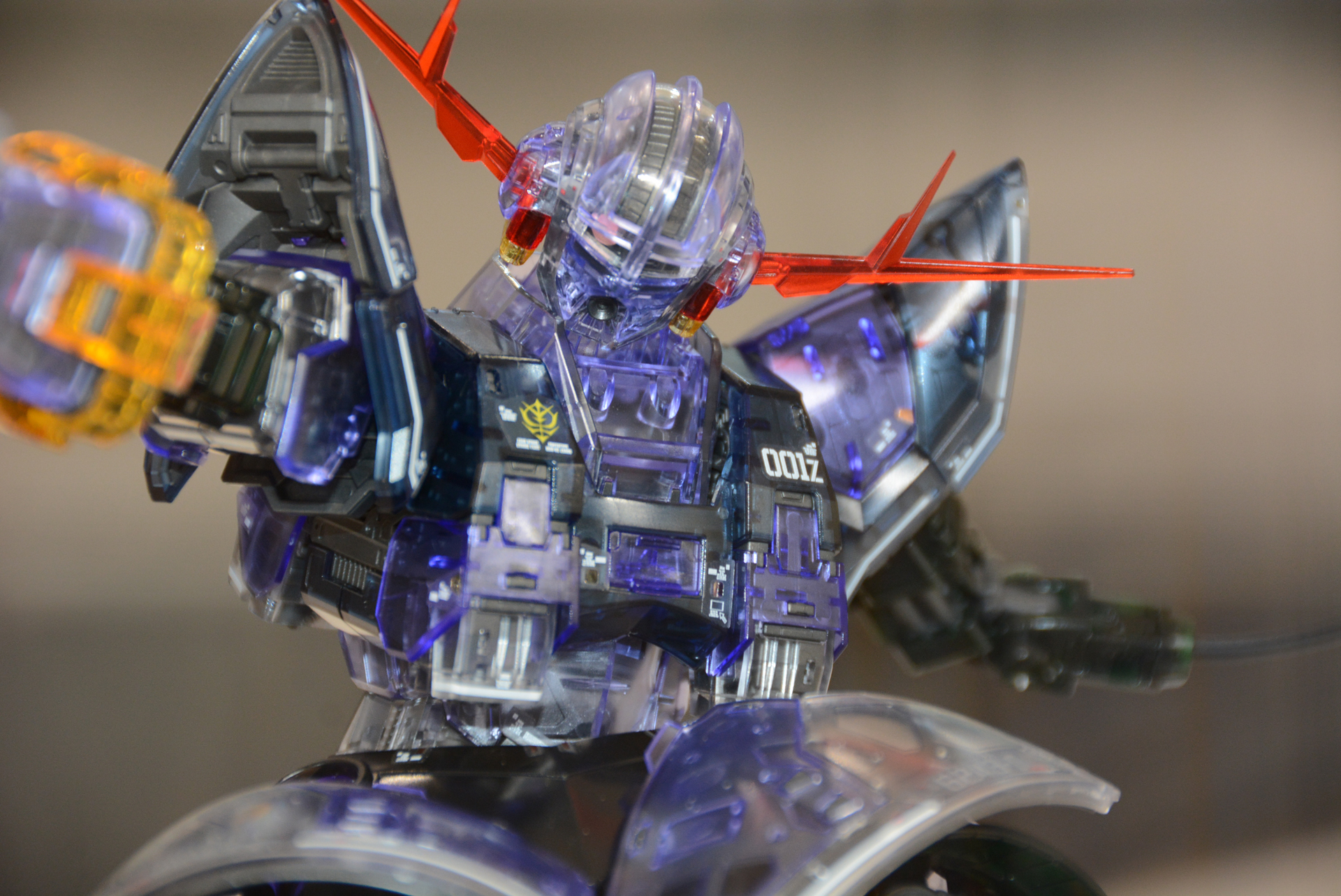 クリアな装甲の奥に、内部メカが見える