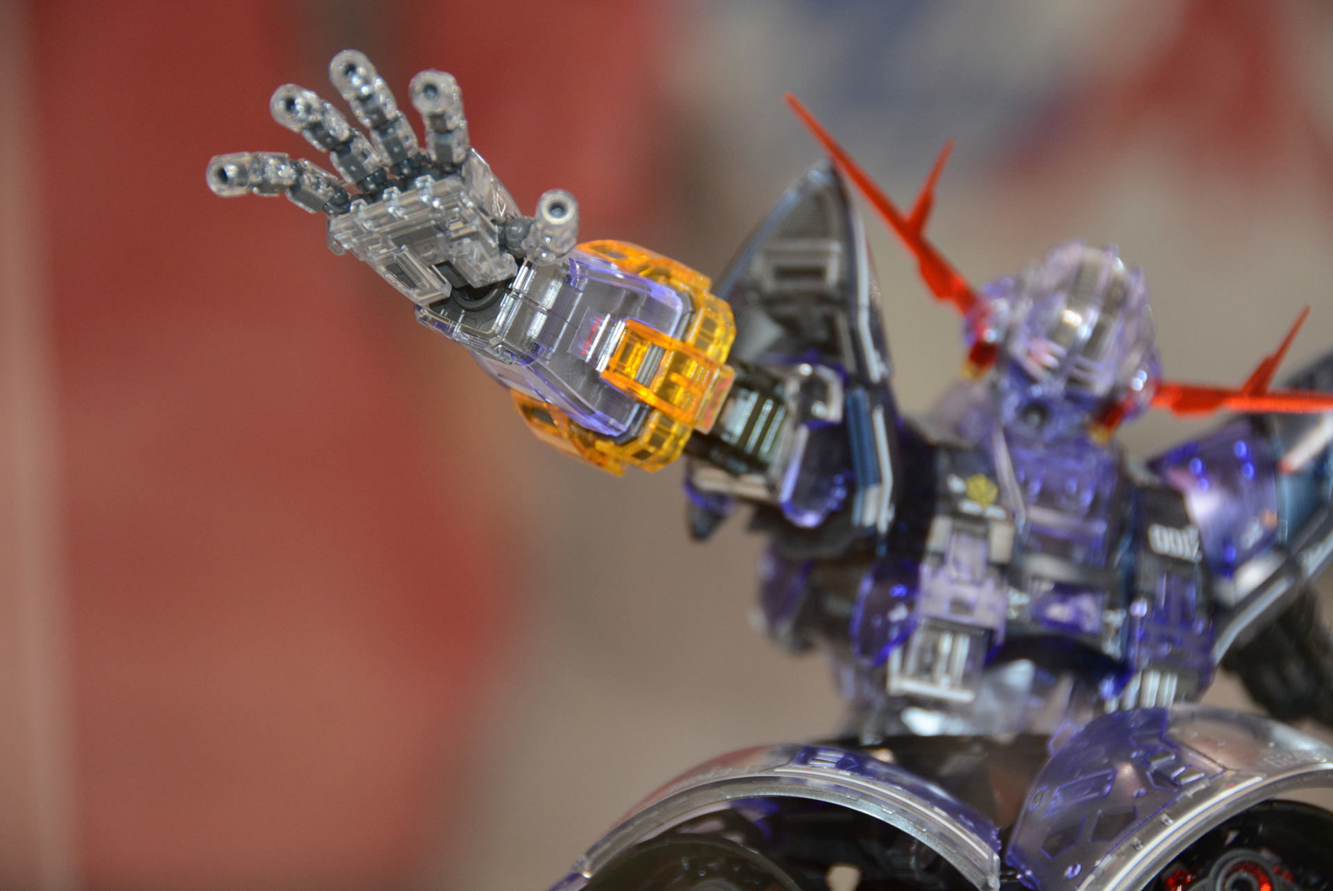 5連メガ粒子砲である指もクリアパーツに覆われている