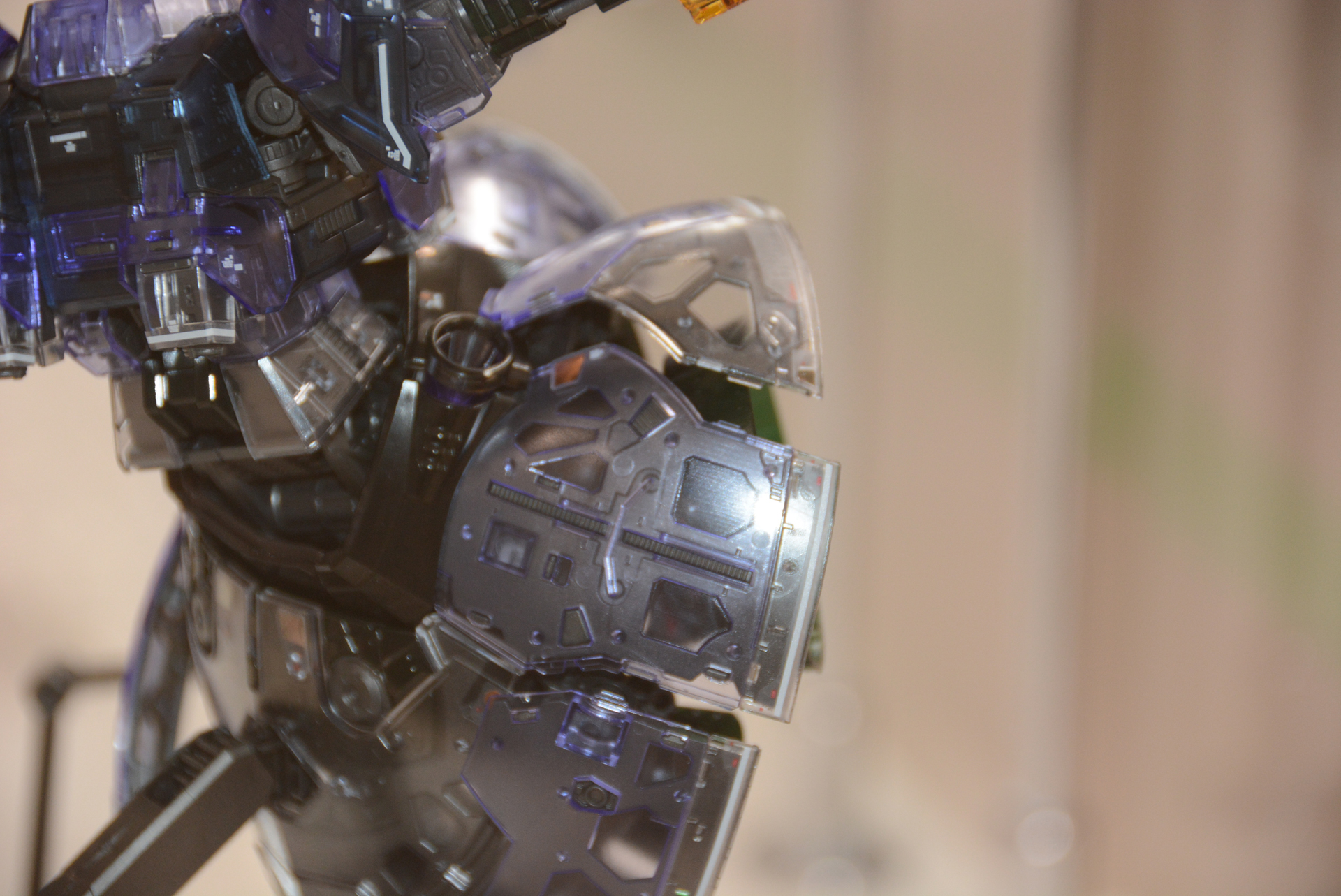 スカート部分の骨組みも透けて見えることでより印象的に