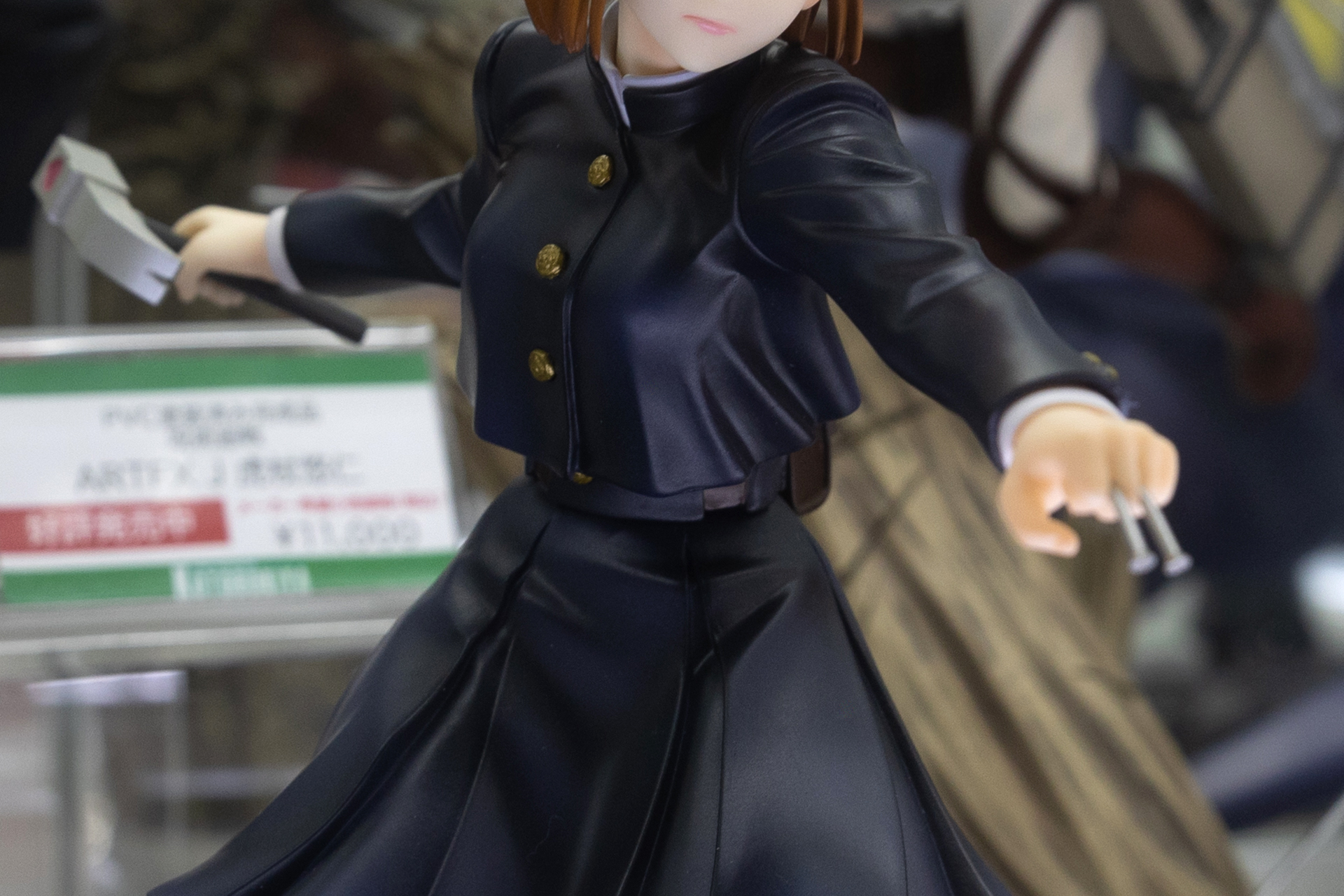 脇の辺りの制服のシワの感じが素晴らしい