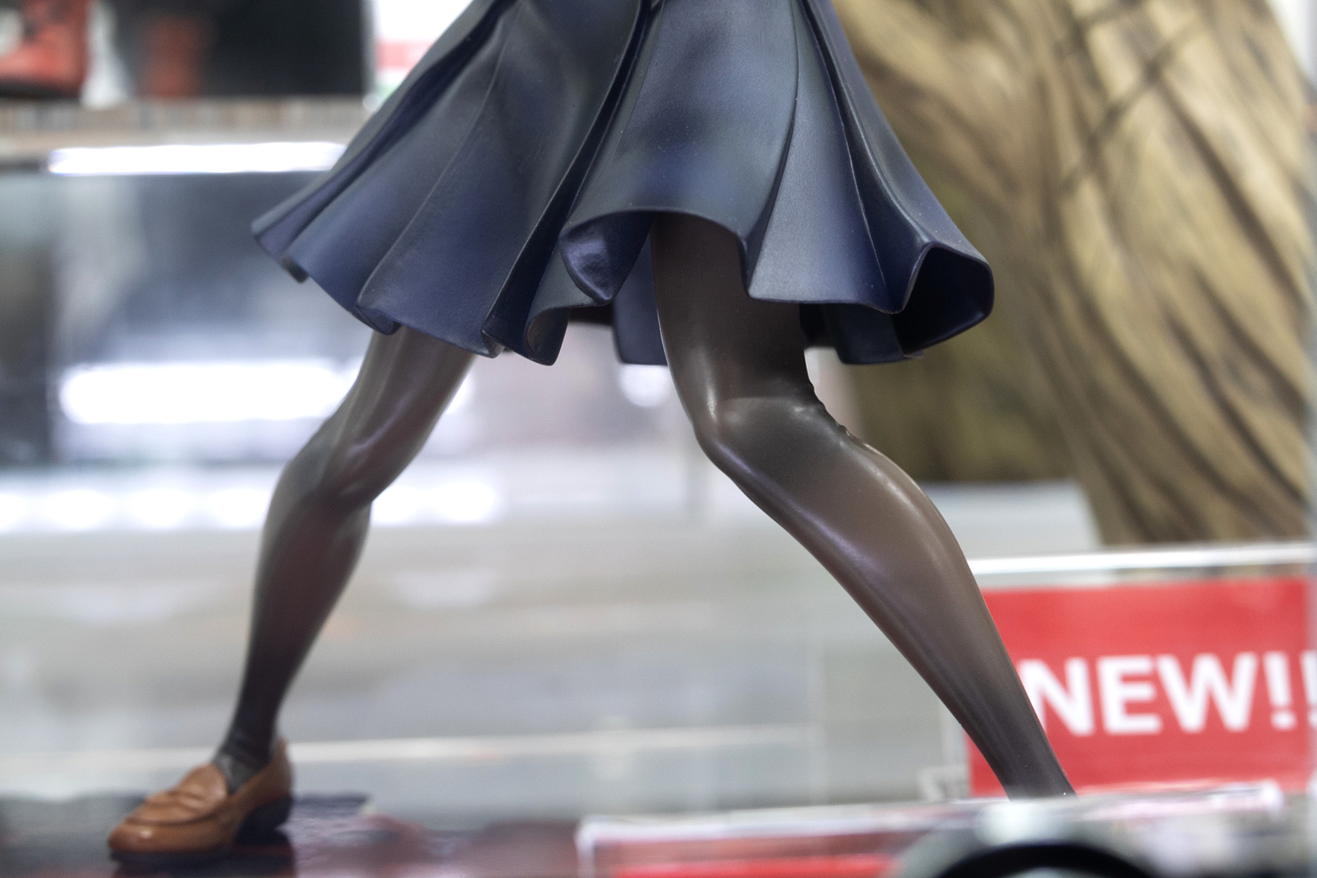 スカートはややひらりと舞うような感じになっており、こちらも躍動感がある。ぴっちりとしたタイツは、膝裏のシワまで再現されている