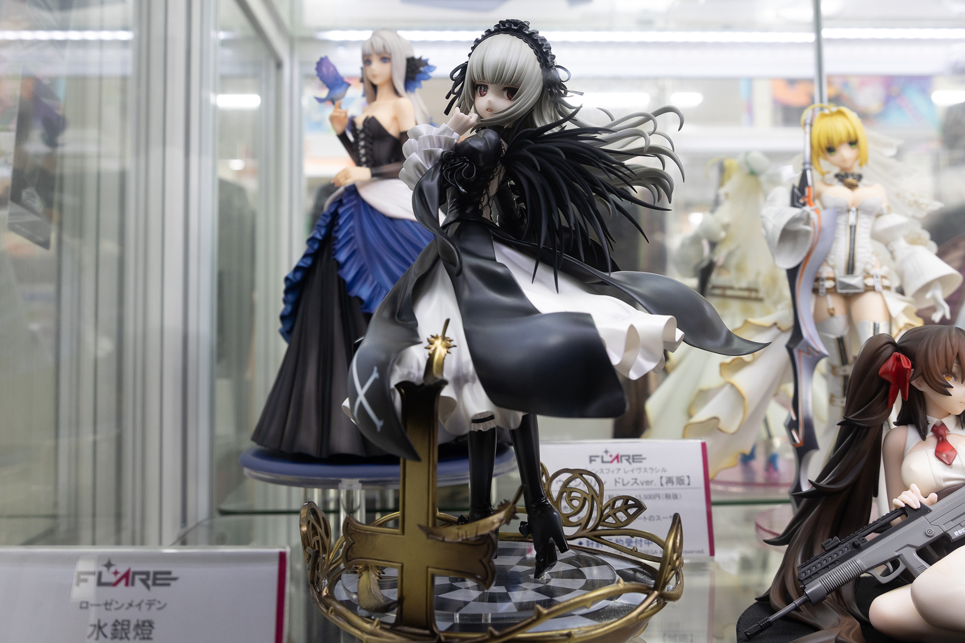 フィギュア本体の全高は約205mm。台座部分も含むと235mmほどの高さになる