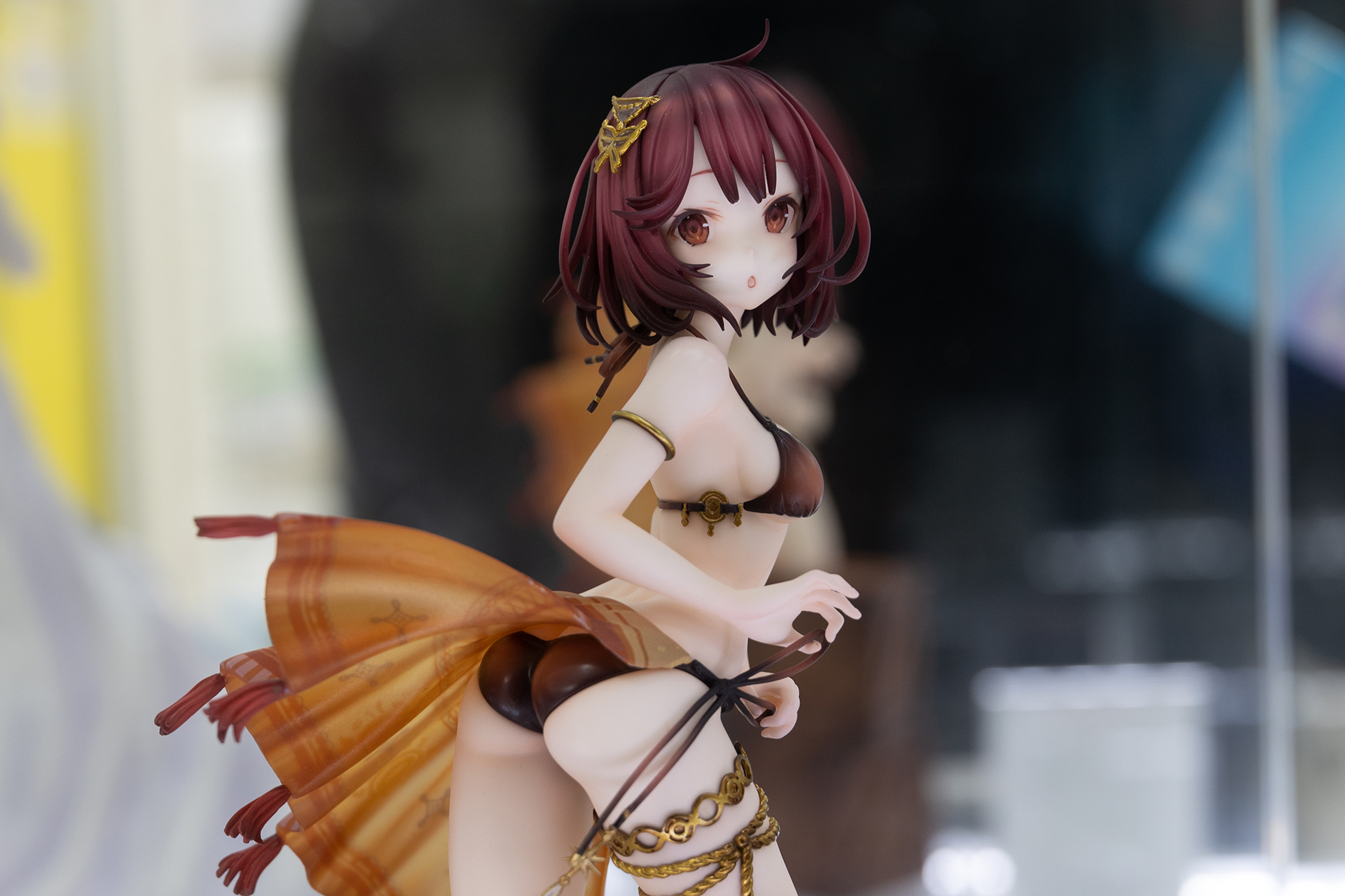 手元は緩んだ紐を結び直すようなポーズになっており、なかなか芸が細かい