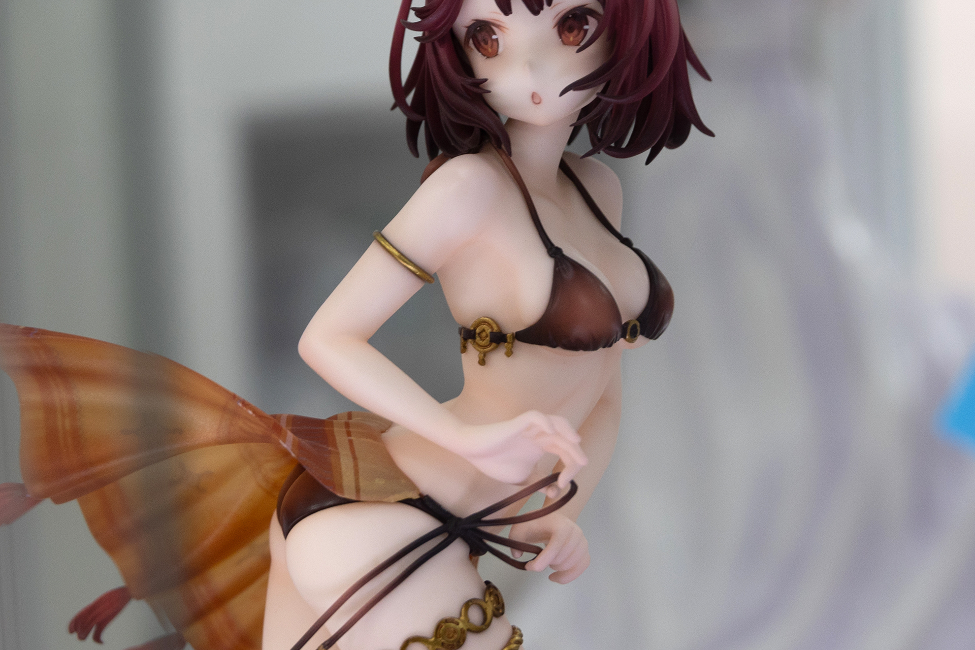 大きなバストとやや食い込み気味の水着のライン。そして、この腰のあたりのくびれがたまりません