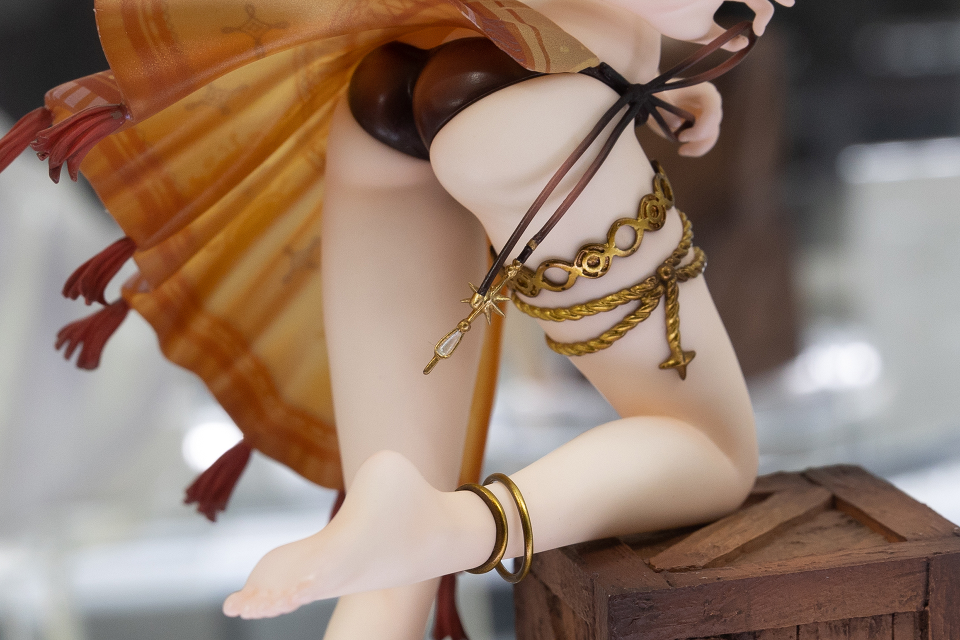 パレオの下には、大きなおしりが！　太ももに付けられたアクセサリー類の出来も素晴らしい