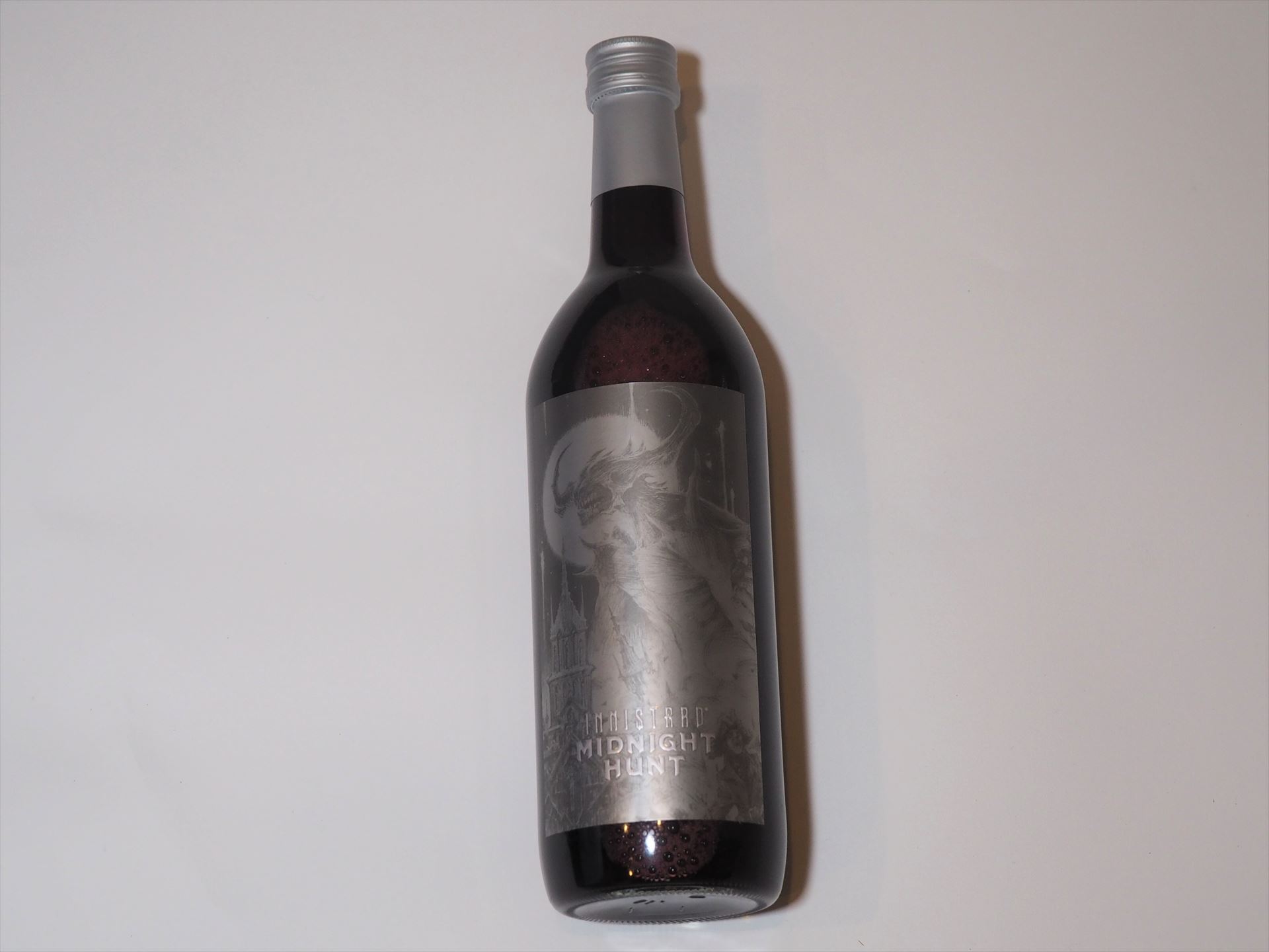「INNISTRAD MIDNIGHT HUNT」ラベルが貼られたぶどうジュース