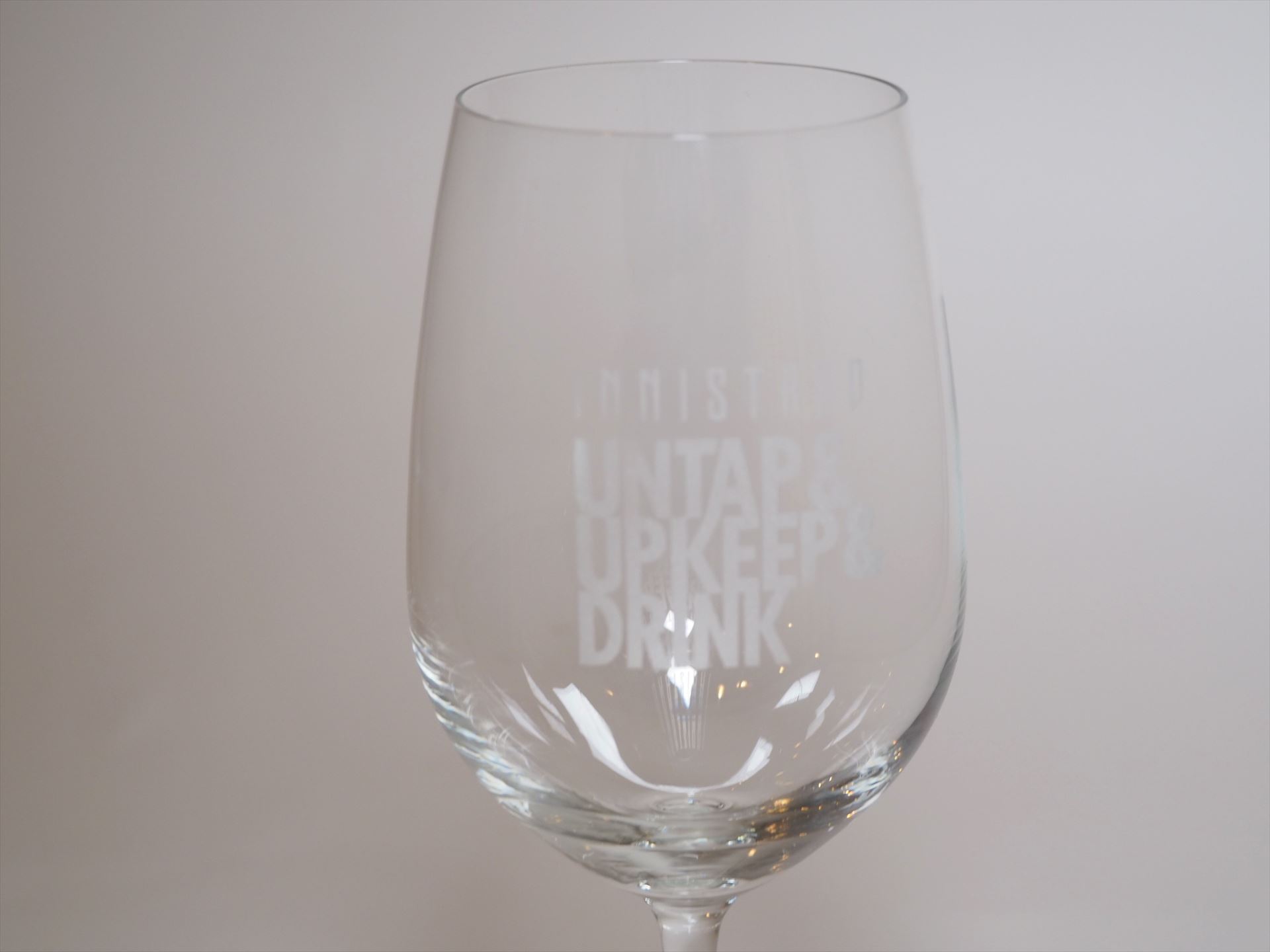 ワイングラスには、「INNISTRAD UNTAP＆UPKEEP＆DRINK」という文字がある