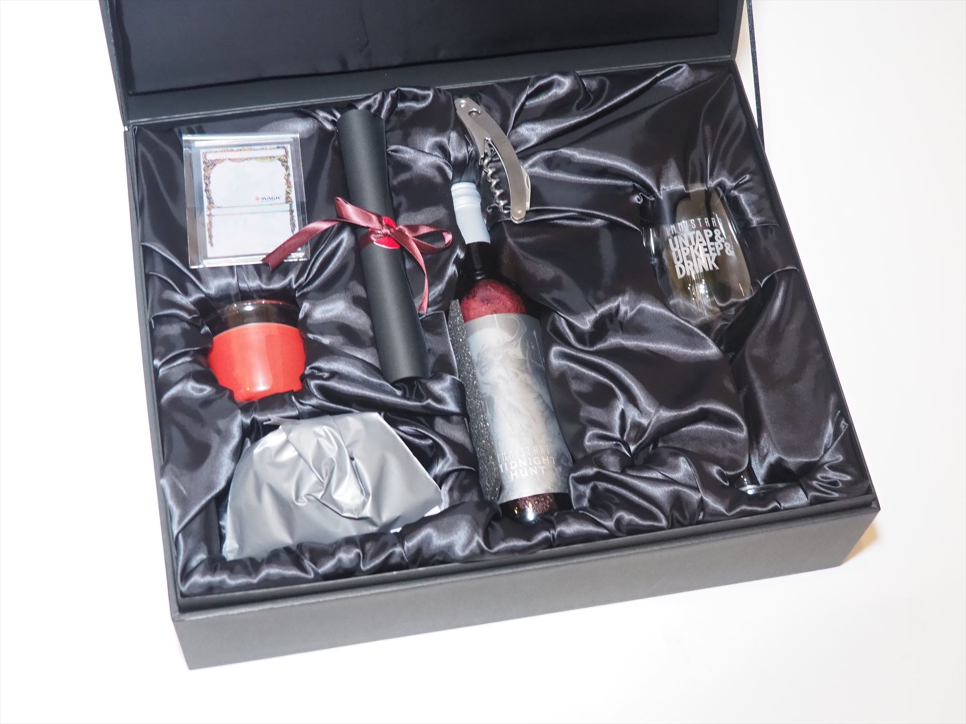 化粧箱を開けたところ。輸送中に割れたりしないようにきちんと収納されている