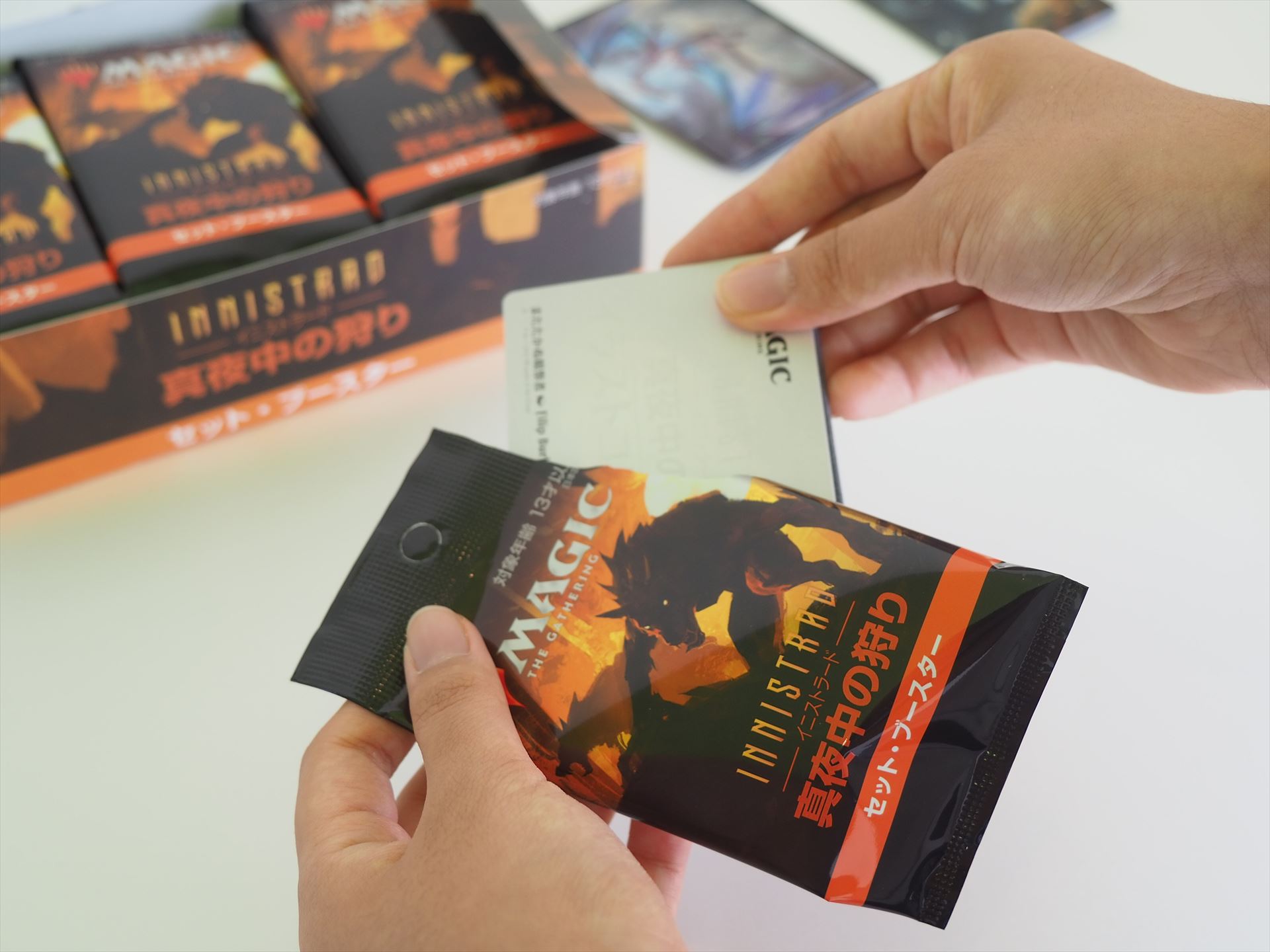 パックを開封したところ。一番上のカードはアートカードであり、ゲームには使えない