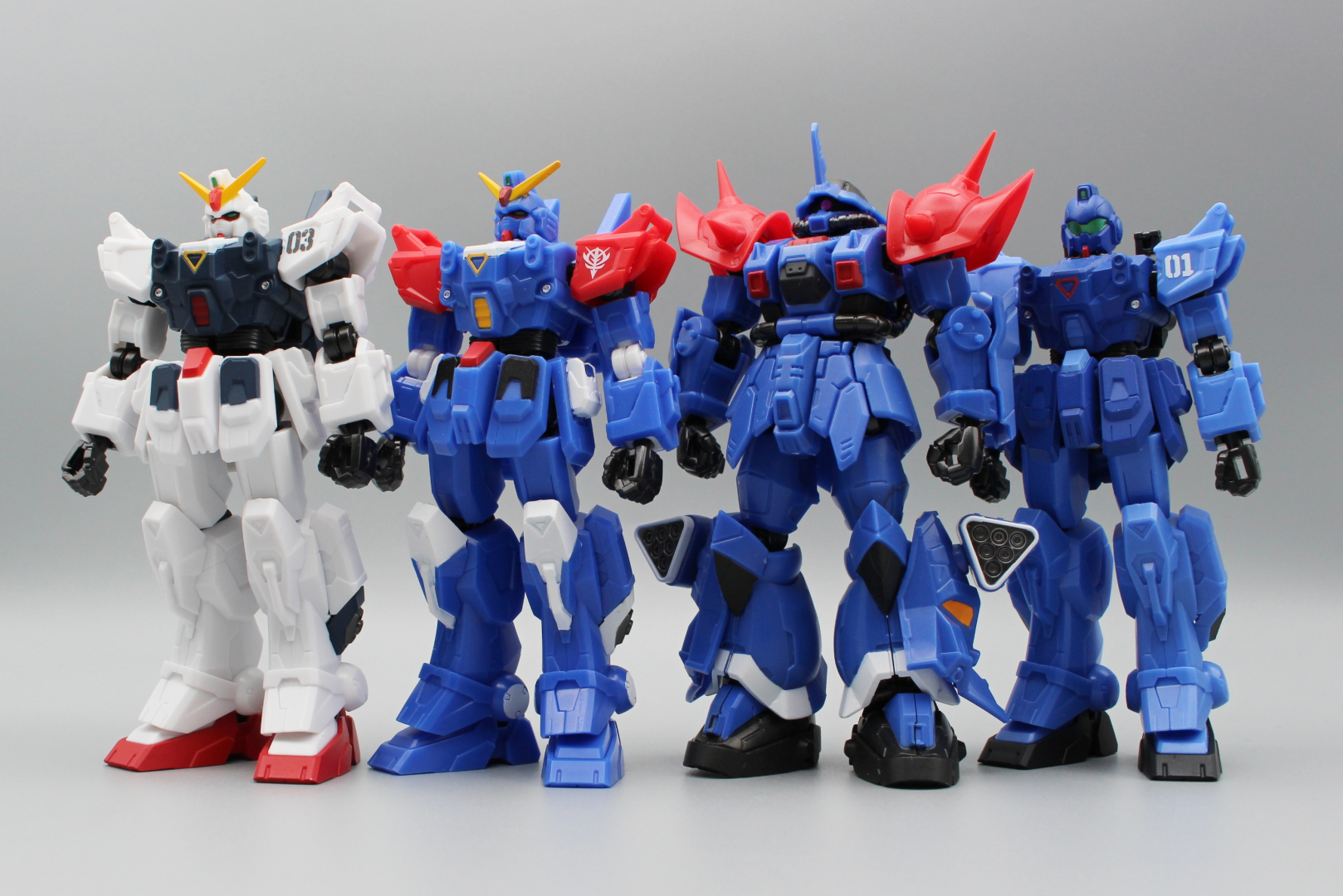 EXAMシステム搭載のMS群。ゲームの説明書の設定画にある“ガワラ立ち”も似合う