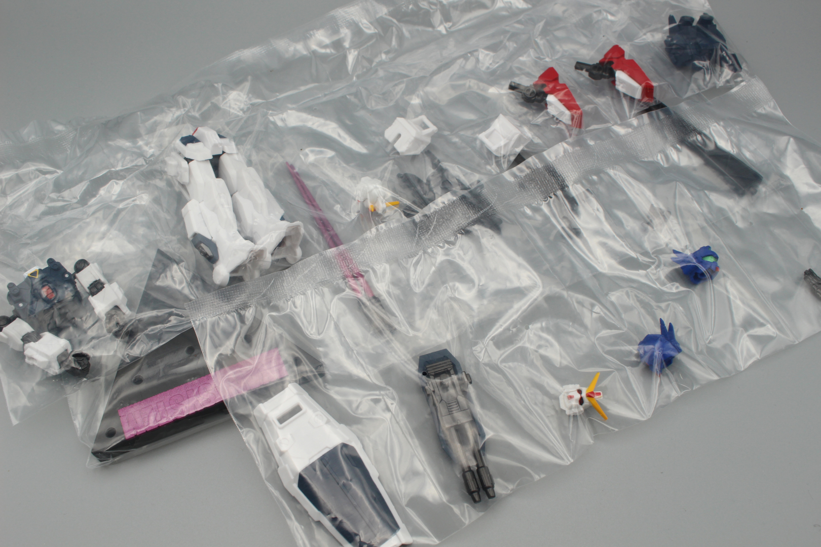 パーツは小分けされて、仕切りのあるビニール袋に入っている。このほか、組み立て説明書とガムが1個付属