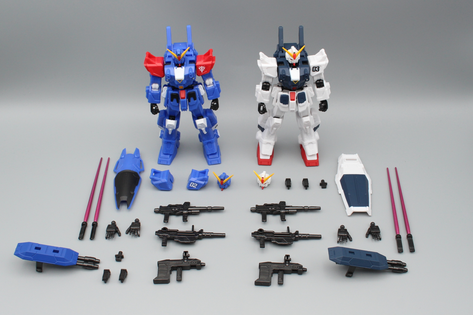 それぞれの武装や交換用パーツなどがこれだけ付属している。ビーム・サーベルが塗装済みなのも嬉しい