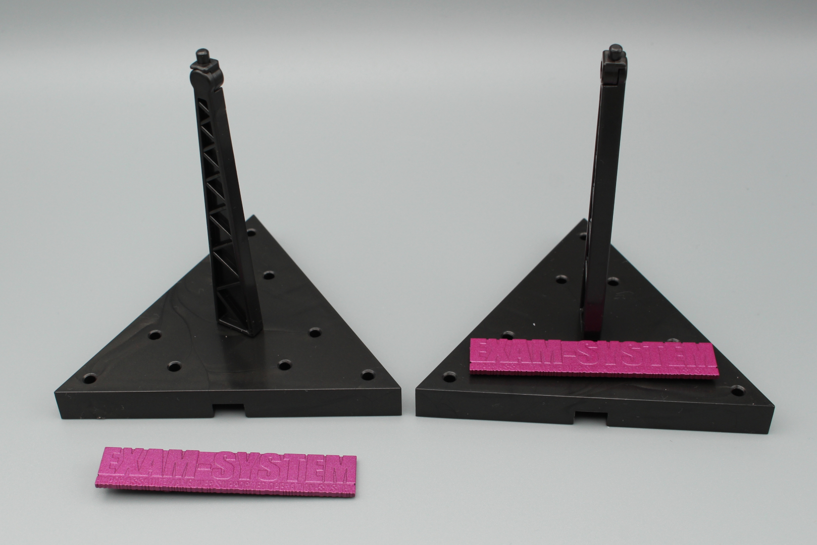 このセットに付属する専用の台座。ジョイントで連結も可能で、取り外し式のパネルには「EXAM-SYSTEM HYPER ASSAULT-MANUVER SUPPORTED OPERATION SYSTEM」と書かれている