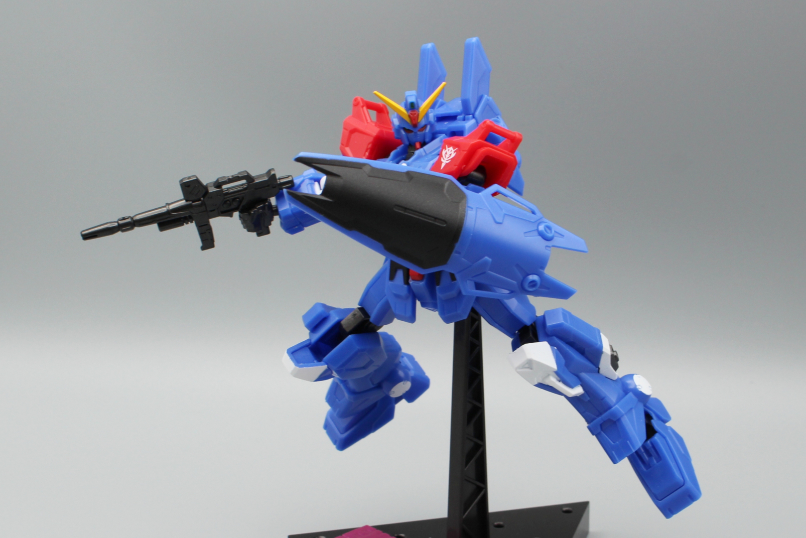 シールドはジム・コマンドなどと同じ形状のものだ