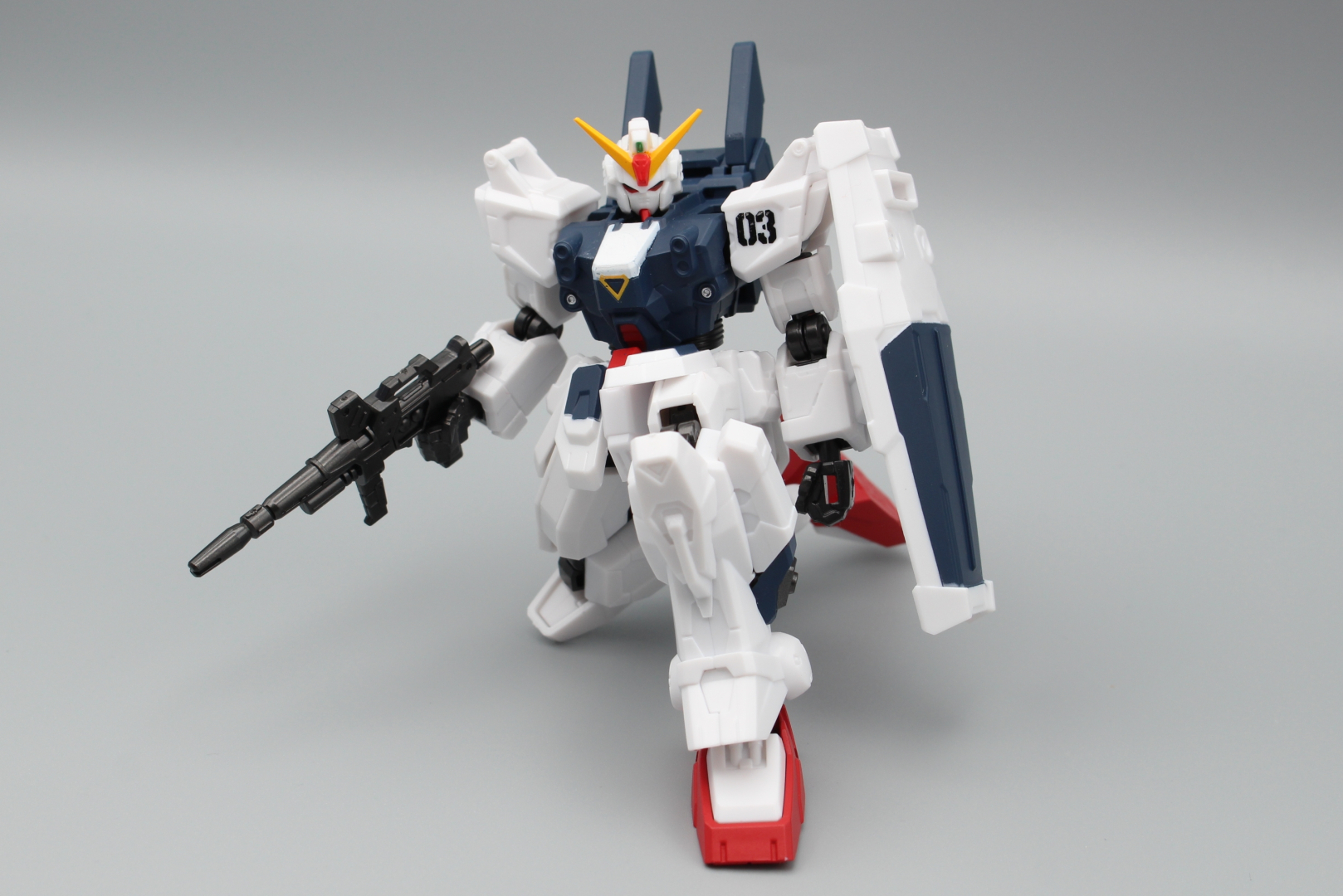 可動域はかなり広く、ヒザ立ちも可能だ