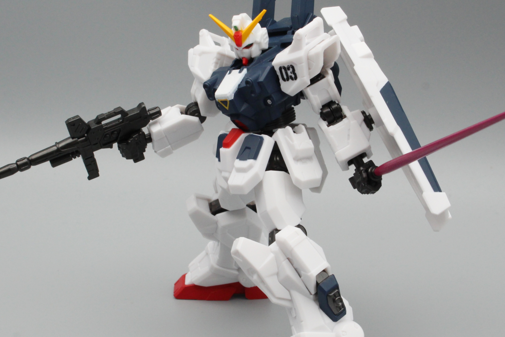 肩やスネのスラスターには引き出し機構が設けられている。これはBD1～3号機も共通だ