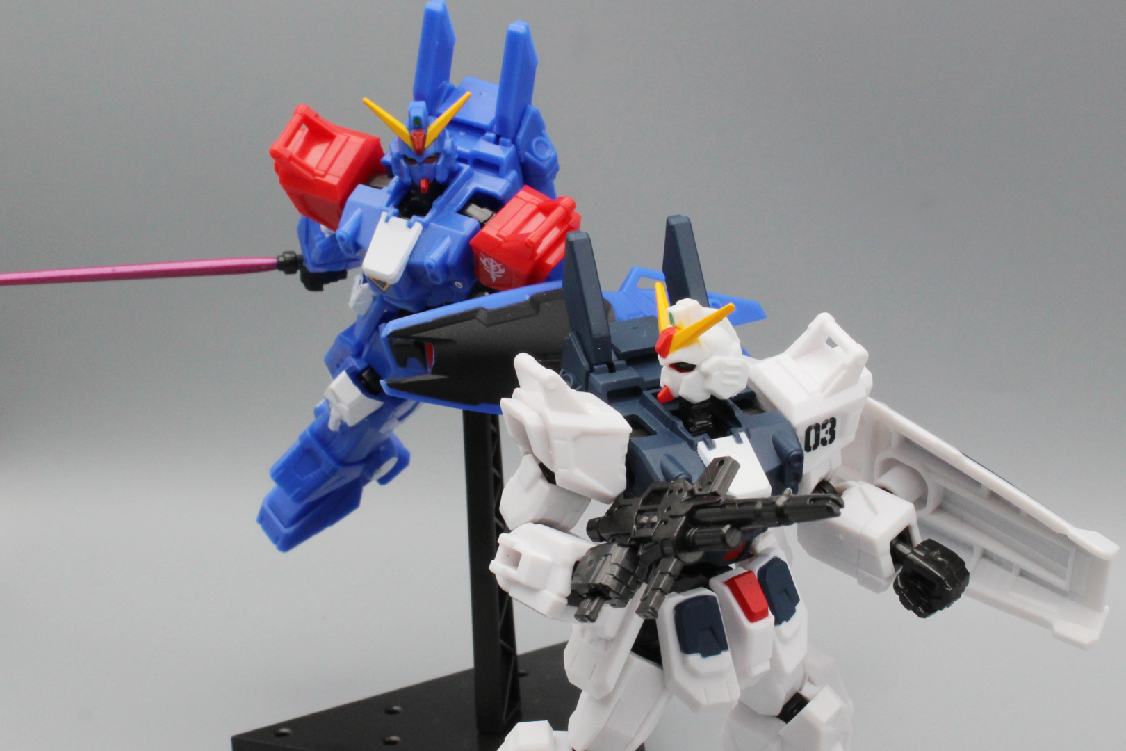 第3巻のパッケージ風のアングルで。この2機はシールドの形状が異なっている