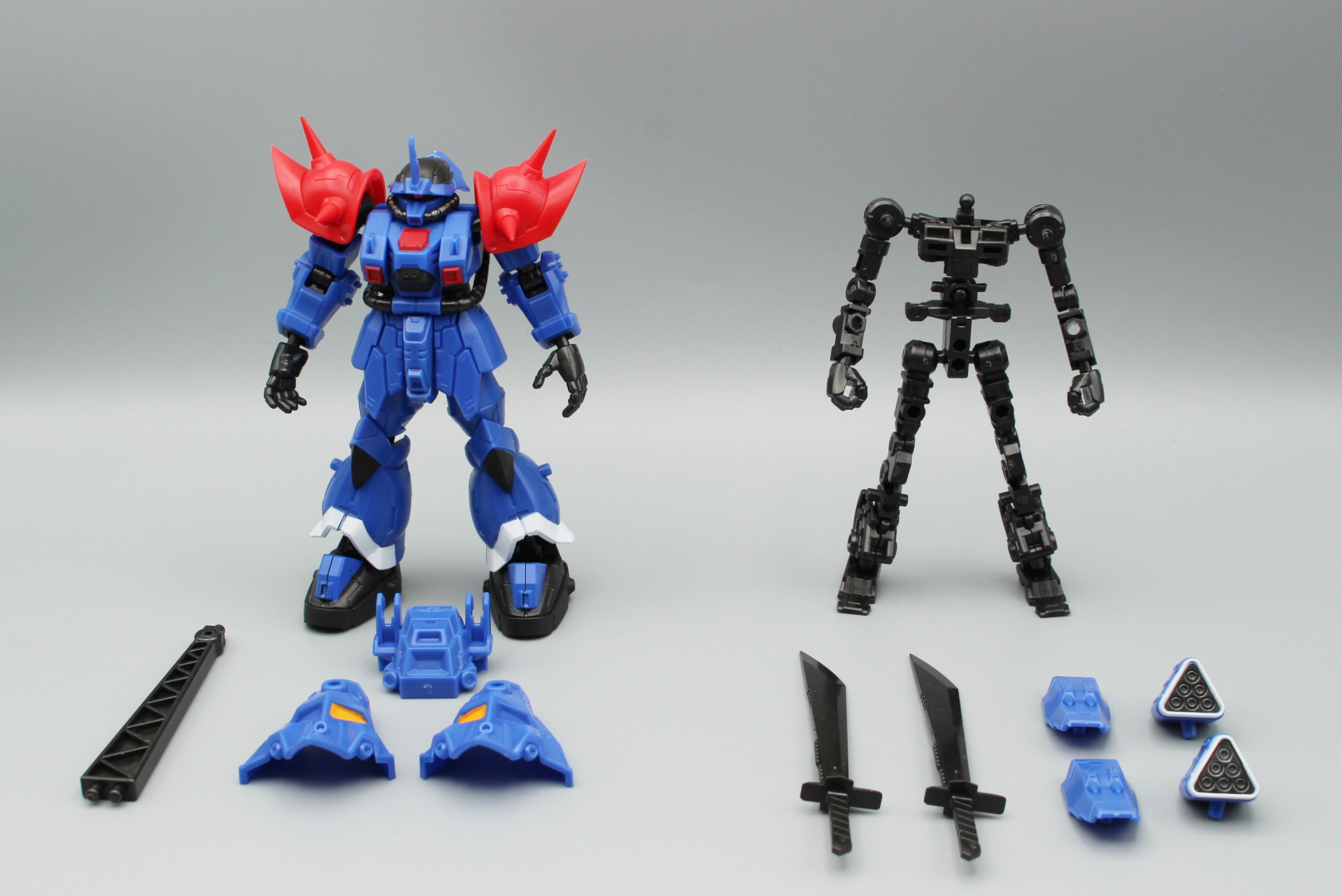 イフリート改のアーマーセットとフレームセット。前者は固定フレームにアーマーが取り付けられている