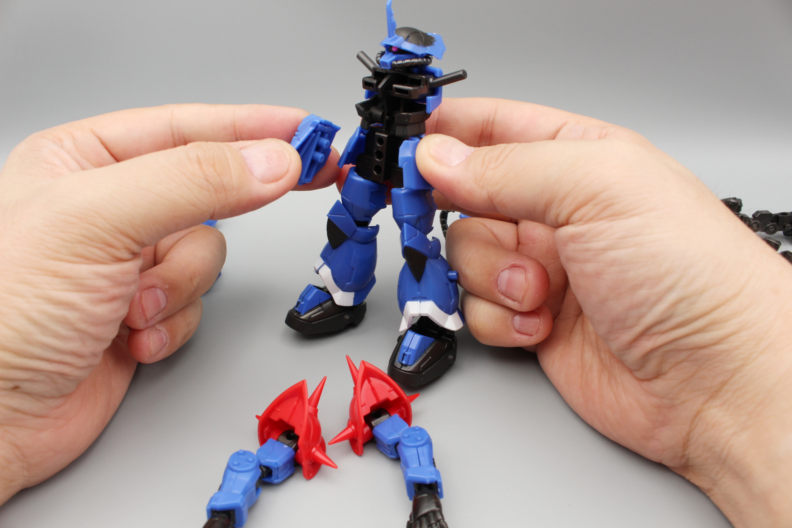 アーマーセットの固定フレームからアーマーを取り外していく