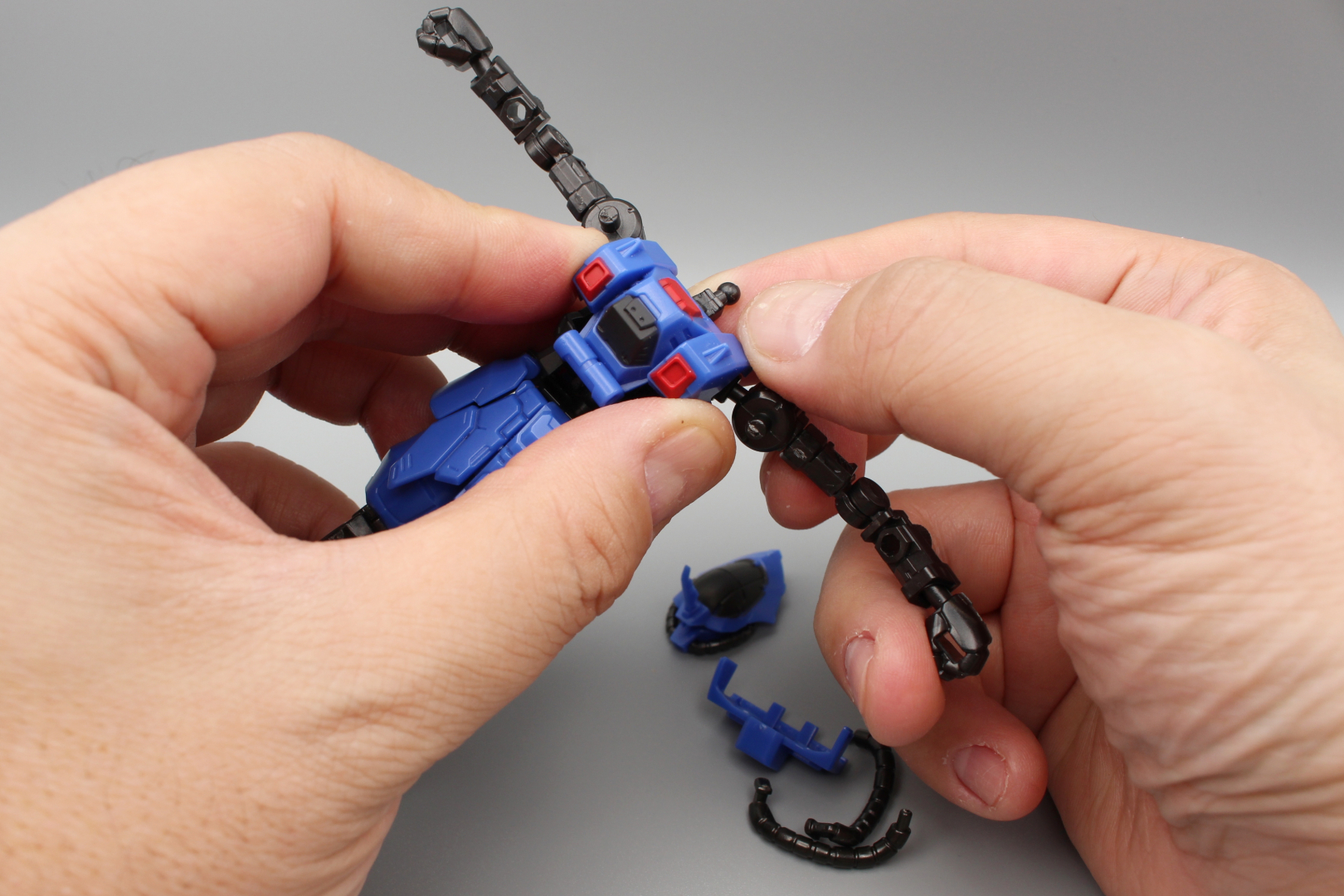 箱の内側に印刷された説明書を見ながらフレームにアーマーを取り付ける