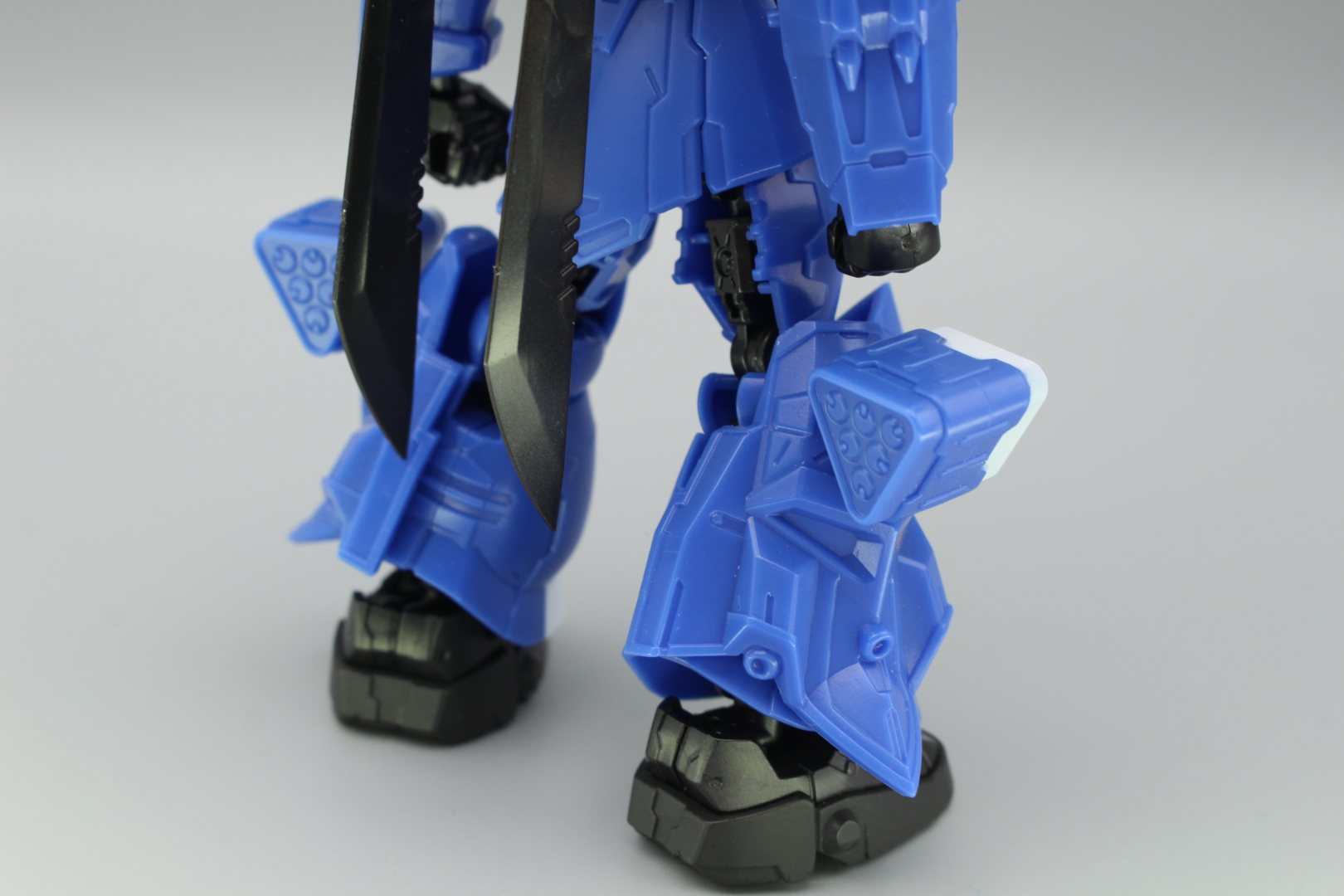 ミサイルポッドの後方や脚部スラスターなどは塗装されていない。ヒート・サーベルは背中にマウントすることができる