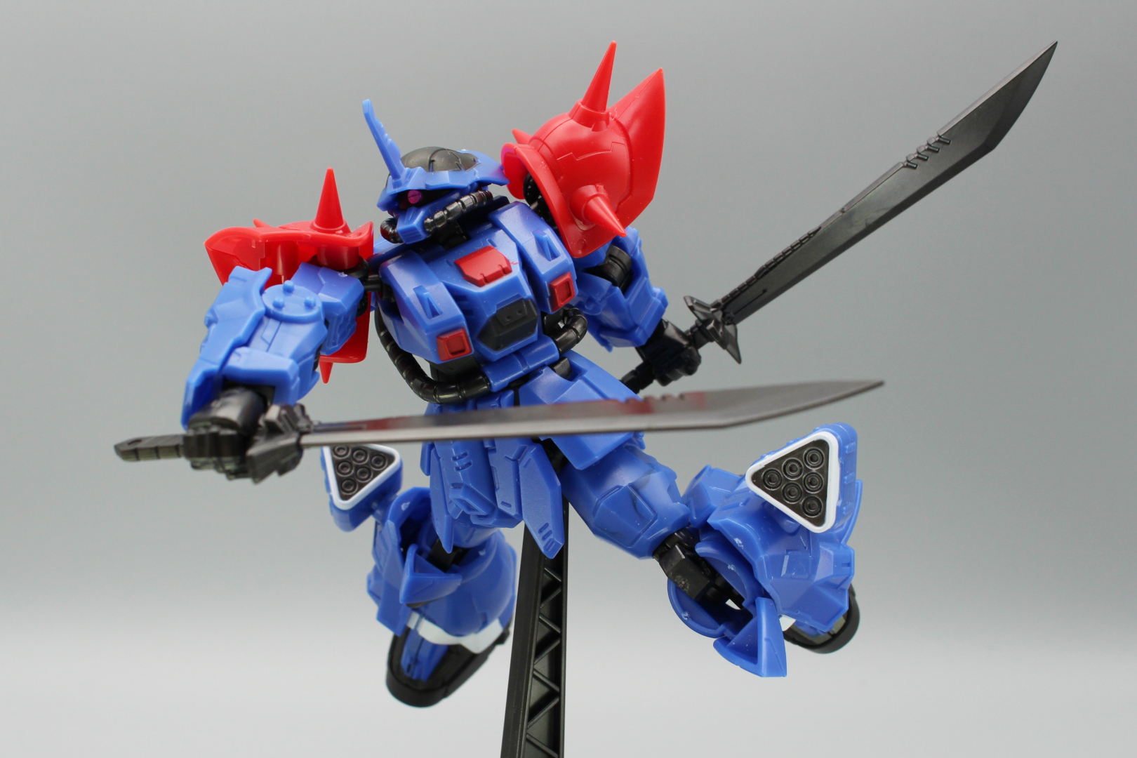 台座を使えばさらに躍動感のあるポーズを付けられる