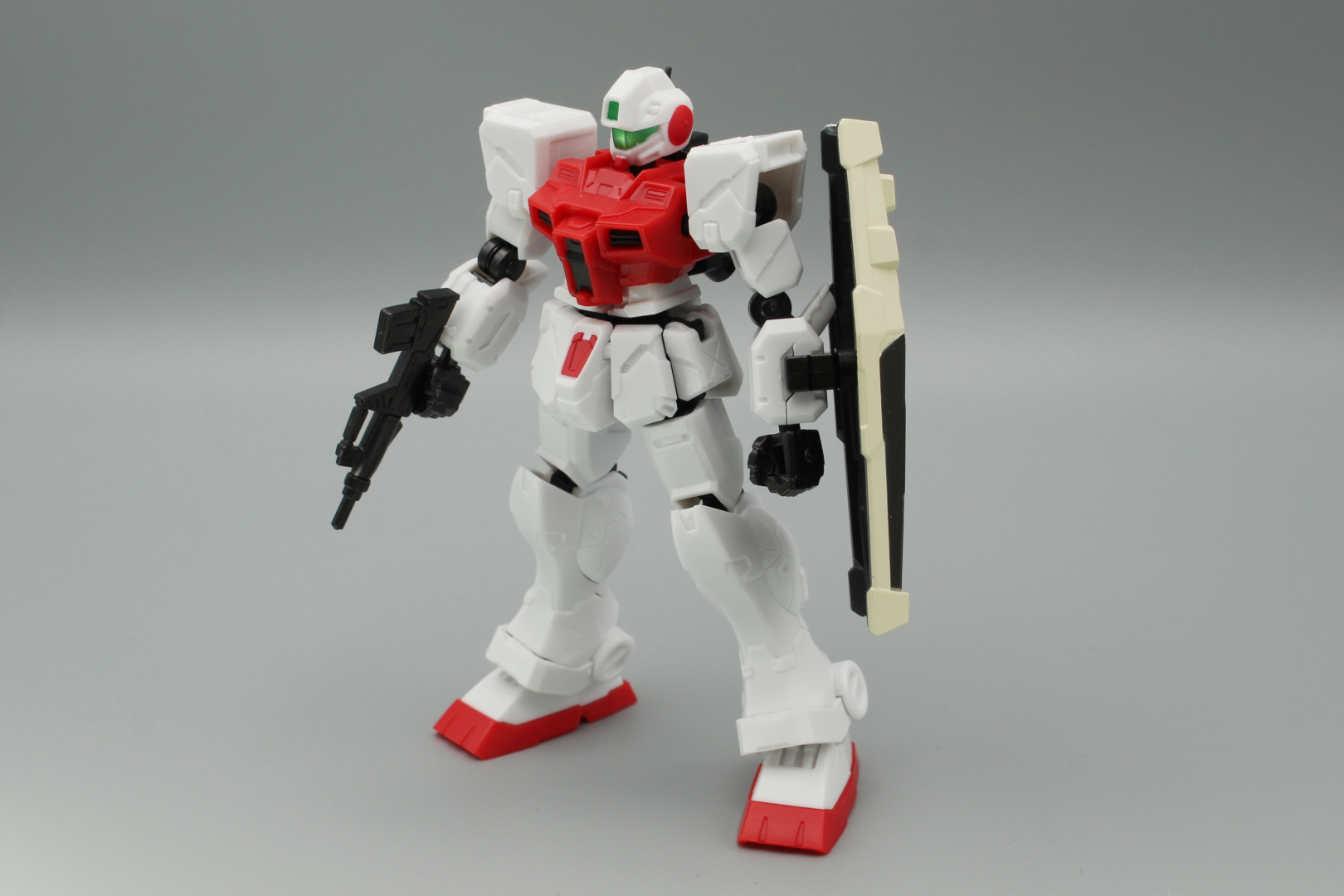 劇中で装備しているブルパップ・マシンガンとシールドを装備