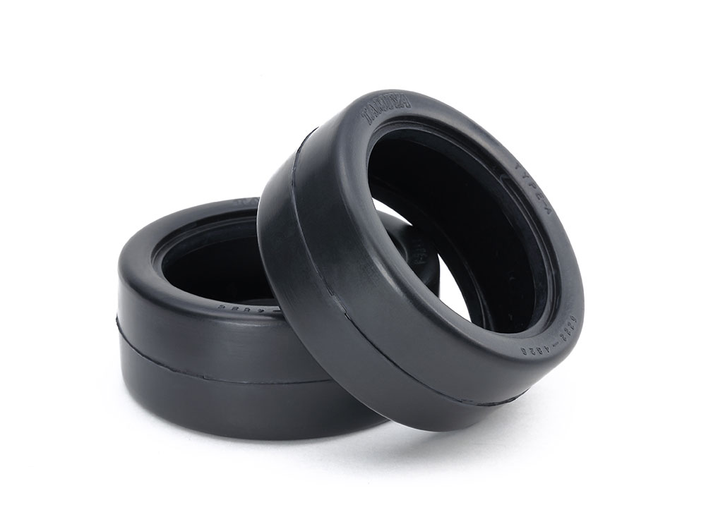 ホップアップオプションズ No.293 OP.293 ファイバーモールドタイヤ・タイプA（26mm幅・2本） 価格1,320円（税込）。1年を通じてオールラウンドに使用できるツーリングカー用ナロー（タイヤ幅26mm）タイヤ。トレッド面内側にアラミド繊維を一体成形し、タイヤの変形が少ないため転がり抵抗が小さく、耐久性にも優れているスリックタイヤだ