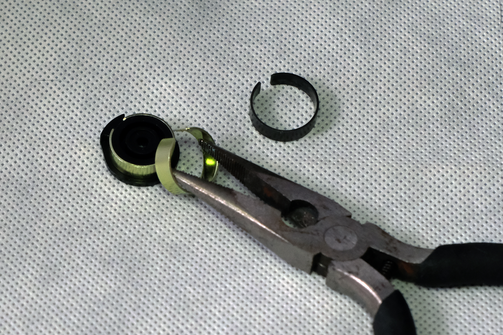 特に難しかったのが、「サーボセイバースプリング」の取り付けだ。3つの金属パーツを少し開いて取り付けるので、力とコツが必要だ。ラジオペンチで開いて何とか組み込んだ