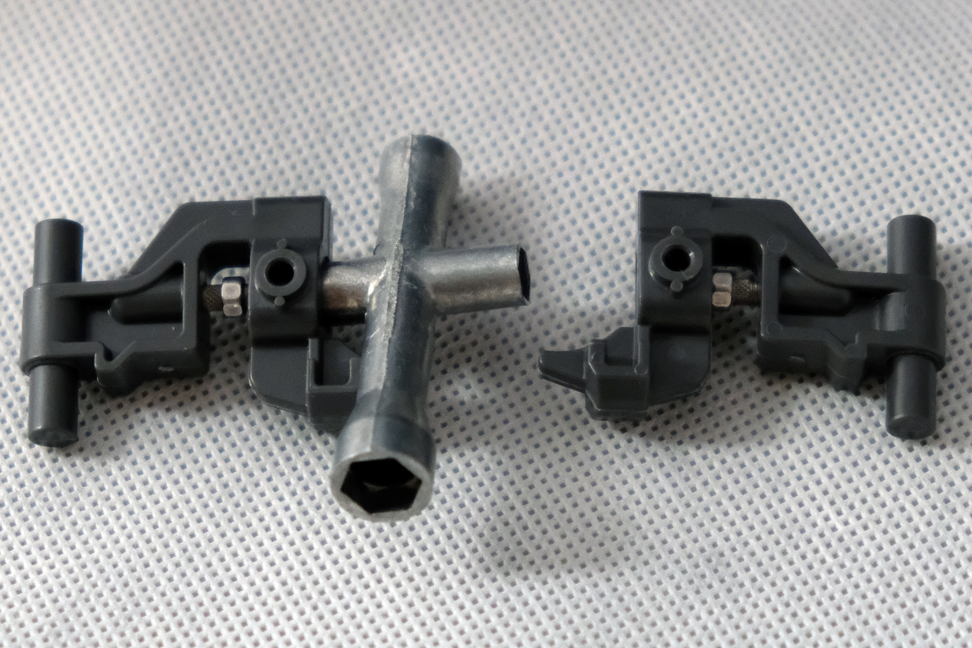 組み込みでは十字ボックスレンチで少しずつ調整用ネジを締めていく