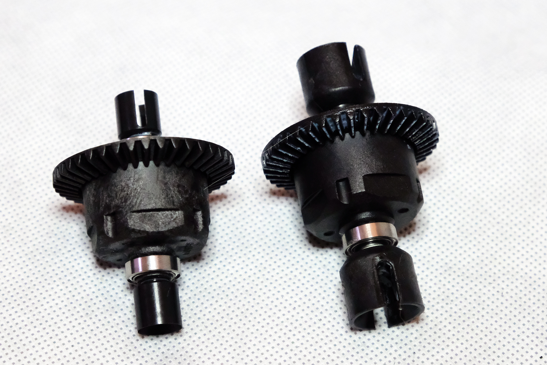 左がオイル注入式、右がノーマル。サイズが変わるので、シャフトなども合わせて交換する