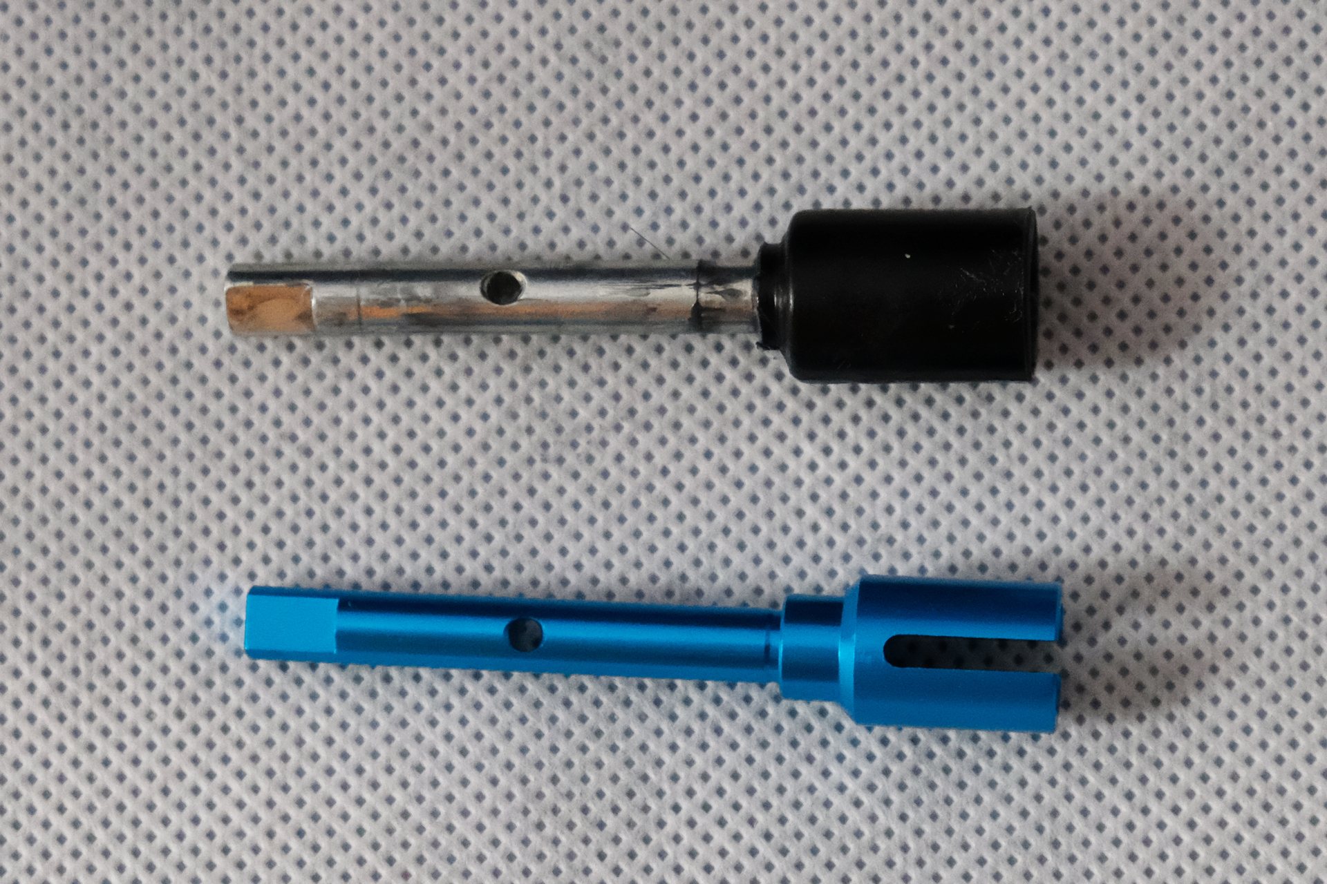 上がノーマル、下がアルミのカスタムパーツ