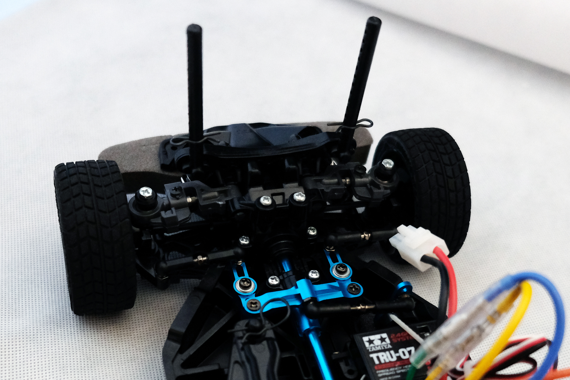 カスタマイズしたフロント部分。青いアルミのパーツで一気にレーシーなイメージになった