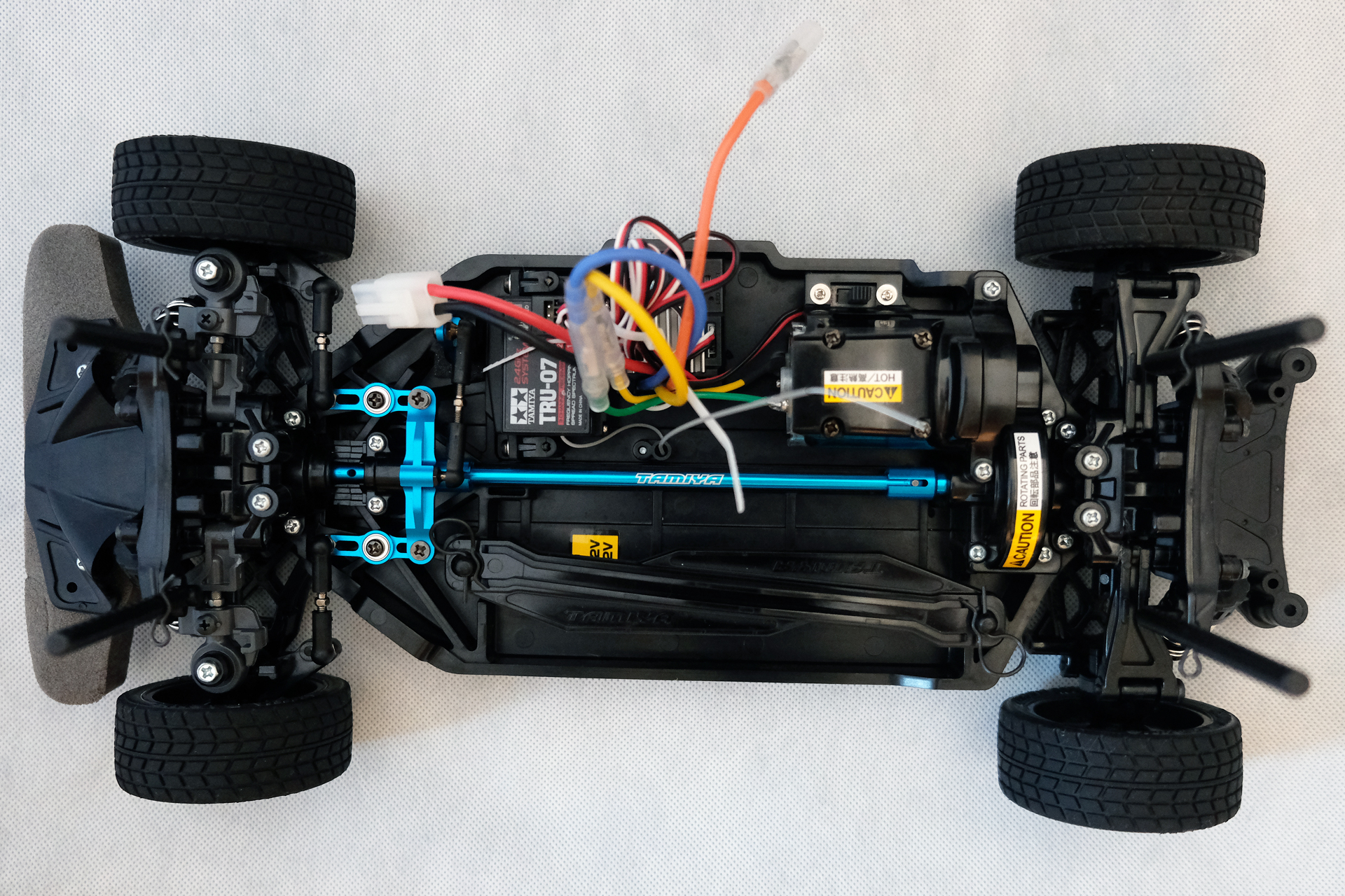 カスタマイズしたシャーシを上から。ドライブシャフトのレーザー刻印された「TAMIYA」ロゴがカッコ良い