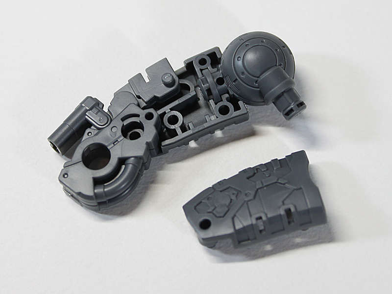 太ももと膝関節です。ももの外装でほとんど隠れてしまう部分ではありますが、1/100スケールのMG同様、内部にも細かい彫刻（モールド）が施されています。こういう部分を見ながら作るのも、RGの楽しみのひとつです。