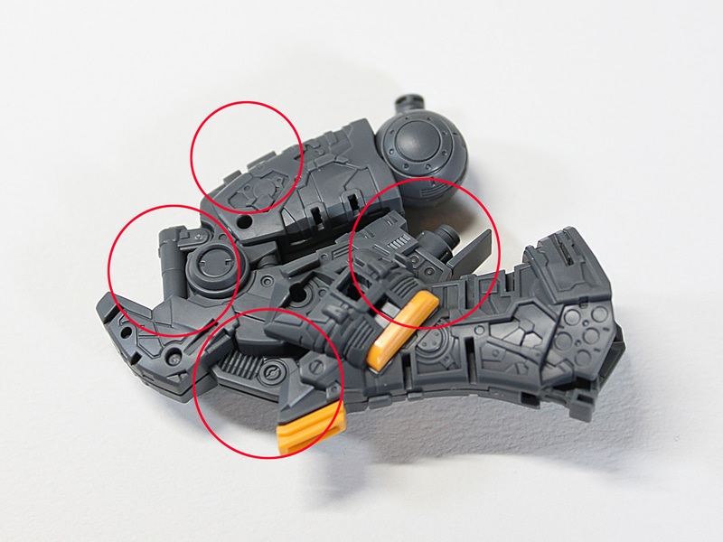 しかも膝関節を曲げると、隠れていたパーツが連動して顔を出したり曲がったり。モールドの細かさとともに、こうした、工業製品としての面白さも実感していただきたいところです