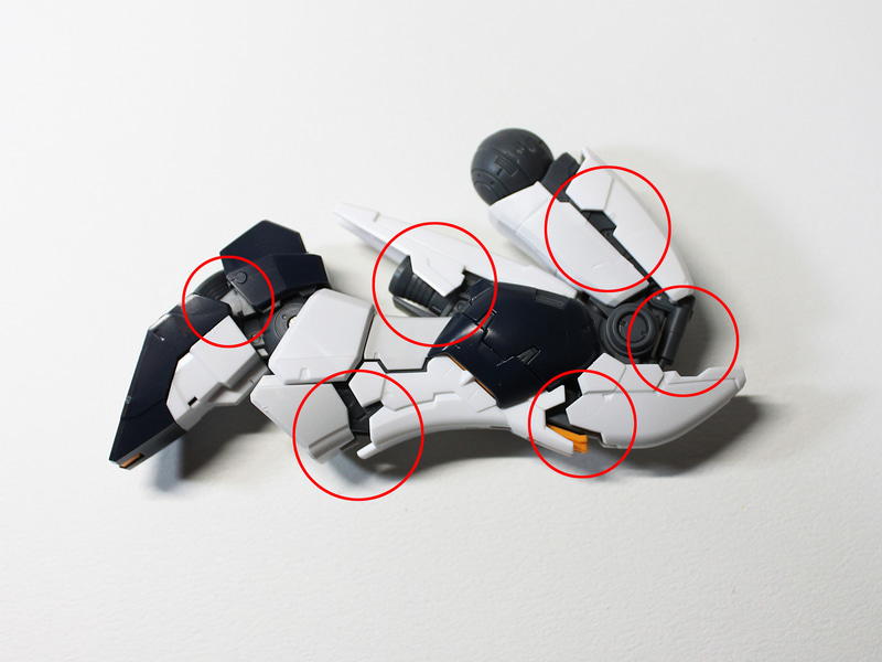 関節を可動させました。曲げた「だけ」です。曲げただけなのに、ほとんどの外装が連動して動き、内部メカが顔をのぞかせています。この動きだけでも、十分楽しめるところでしょう