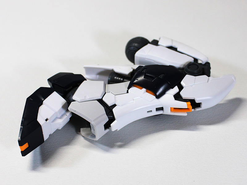 別の角度から。ヒザや足首の外装が、可動にあわせて分離しているのがわかります