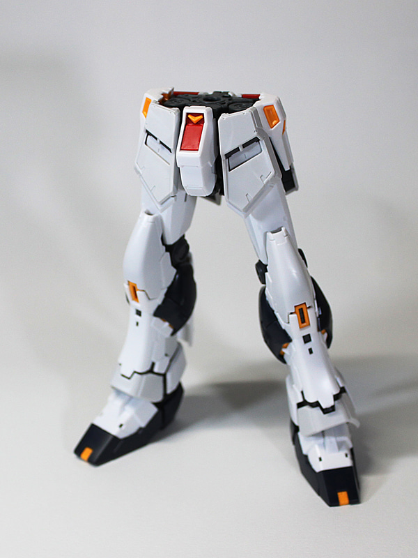 腰まで組み上げました。ここまで1時間ちょっとでしょうか。別に早組み競争ではないので、数日間にわたって、自分なりの発見をしながら、ゆっくり作業されるのも良いと思います