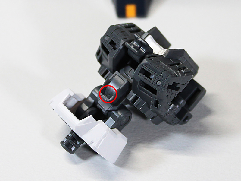 ボディを作っています。こちらも脚部同様、内部メカがしっかり作り込まれています。この状態を見るだけでも楽しいでしょう。赤丸の部分を御覧ください。コクピットハッチの▼印がモールドされています