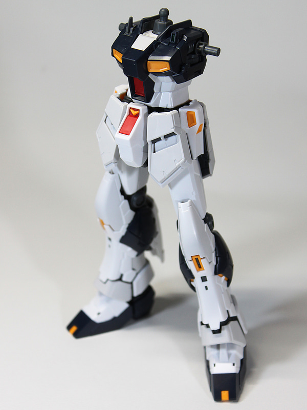 ボディ部分まで組み上げました。いよいよ人の形に近づいてきました